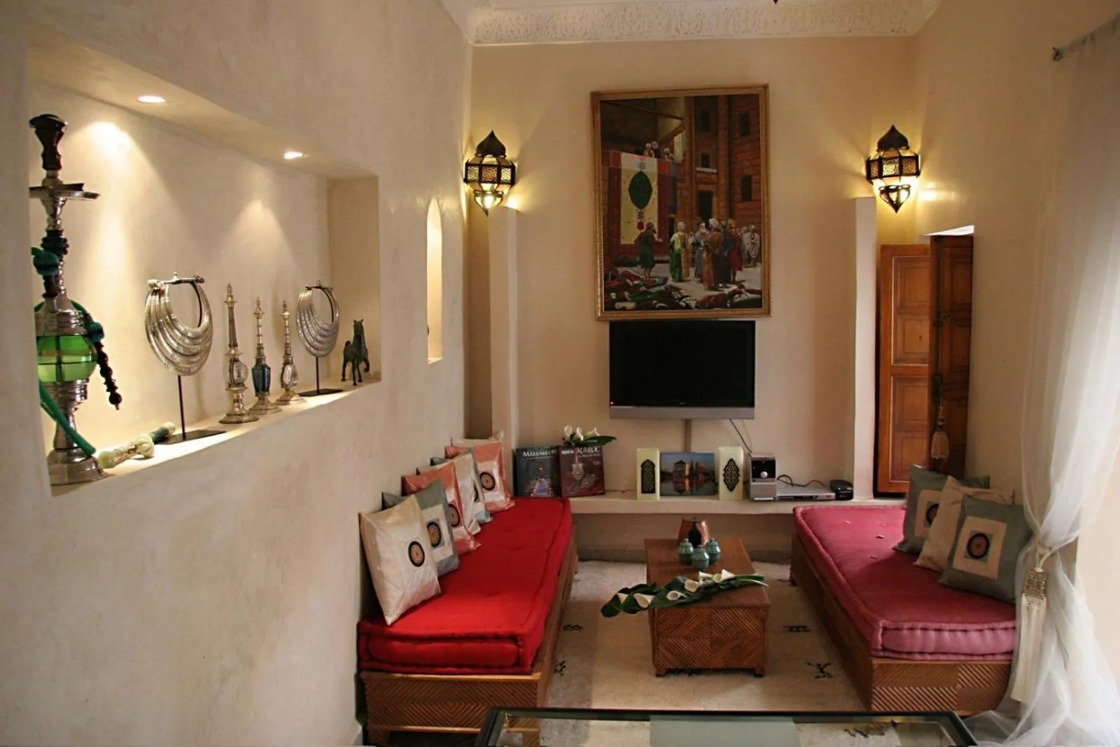 Communal lounge/ TV room in Riad Couleurs du Sud