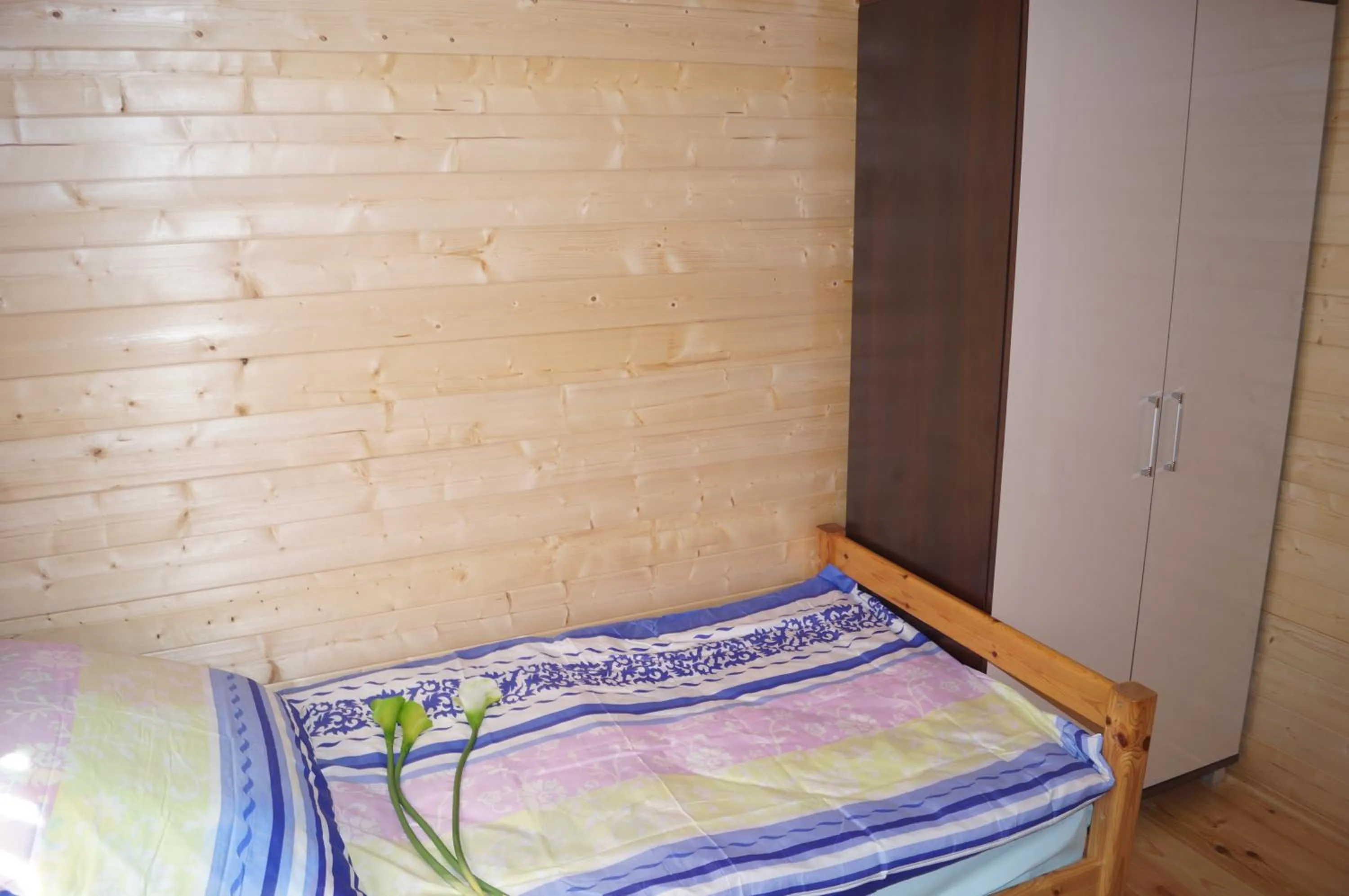 Bedroom, Bed in Onyx