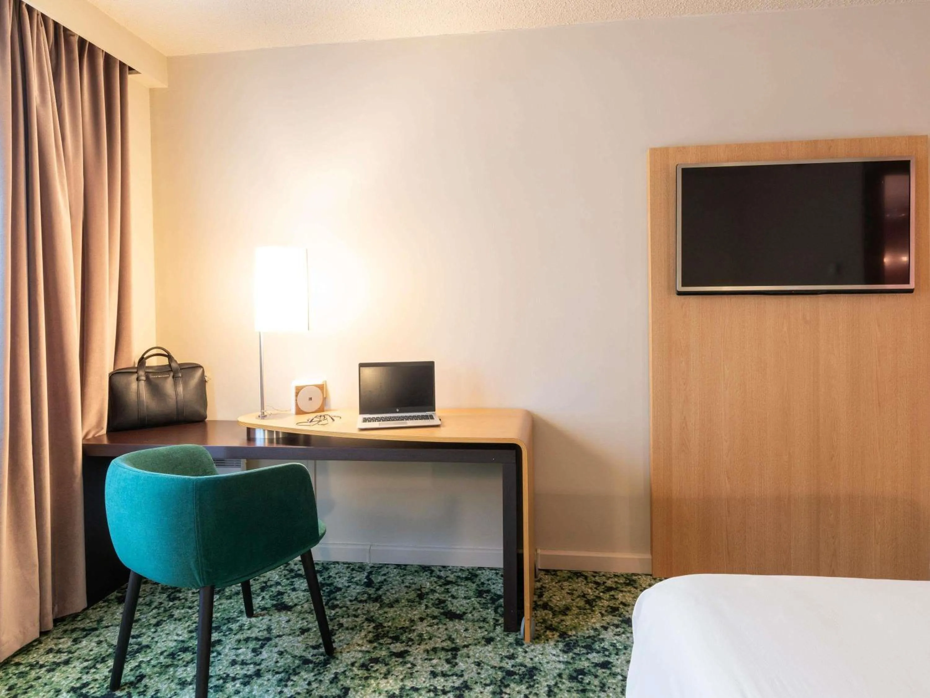 Bedroom, Bed in Novotel Orléans Chemins De Sologne Demeures De Campagne