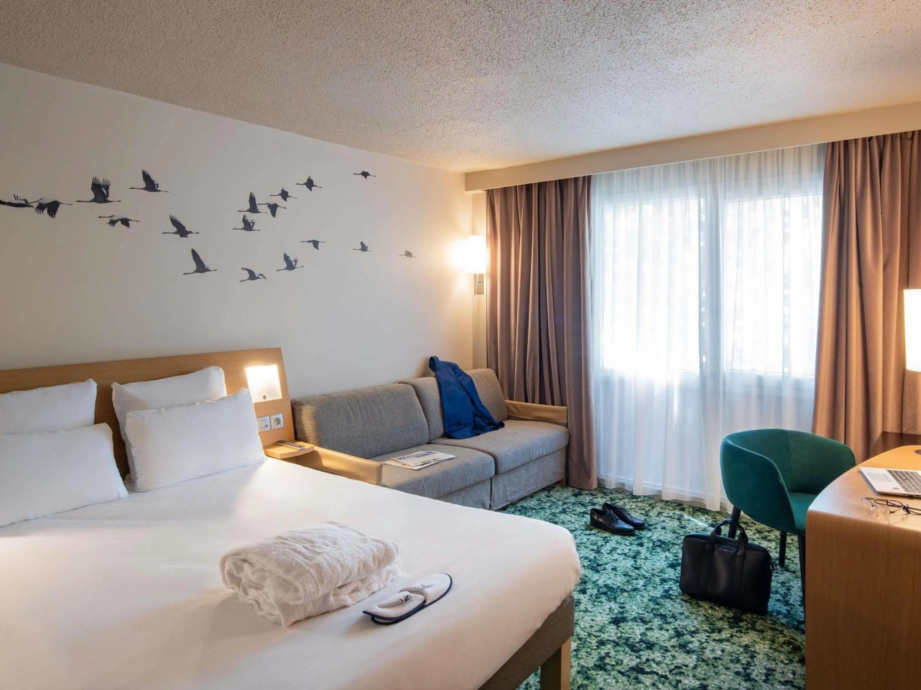 Property building, Bed in Novotel Orléans Chemins De Sologne Demeures De Campagne