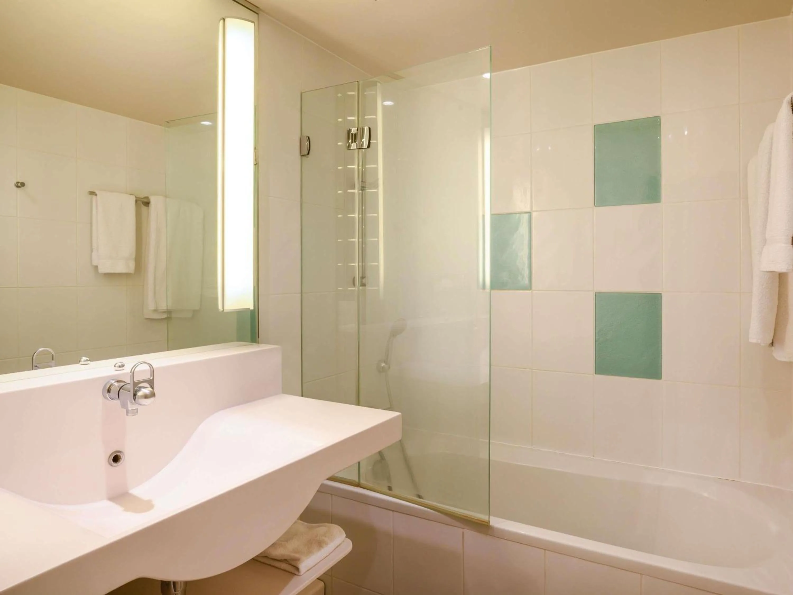 Bedroom in Novotel Orléans Chemins De Sologne Demeures De Campagne