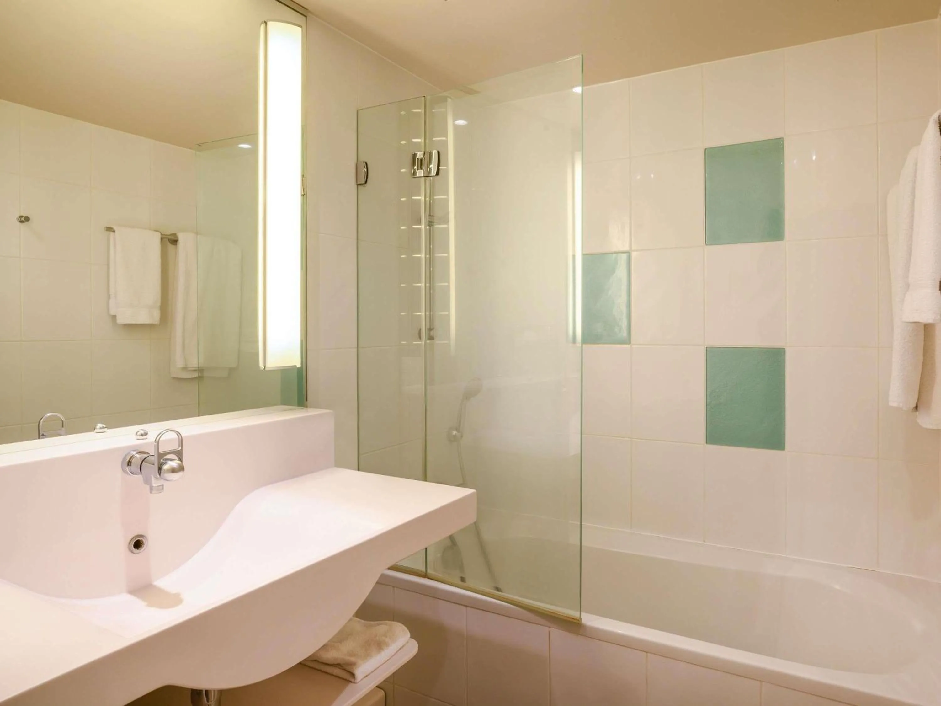 Bedroom in Novotel Orléans Chemins De Sologne Demeures De Campagne