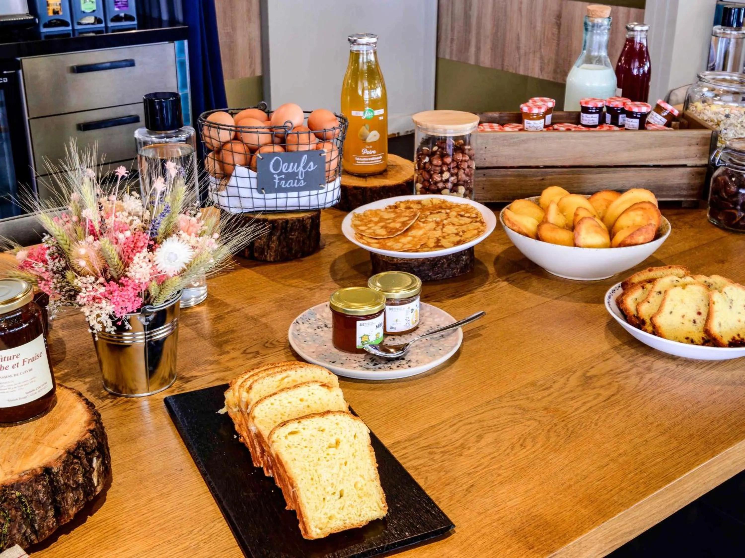 Breakfast in Novotel Orléans Chemins De Sologne Demeures De Campagne