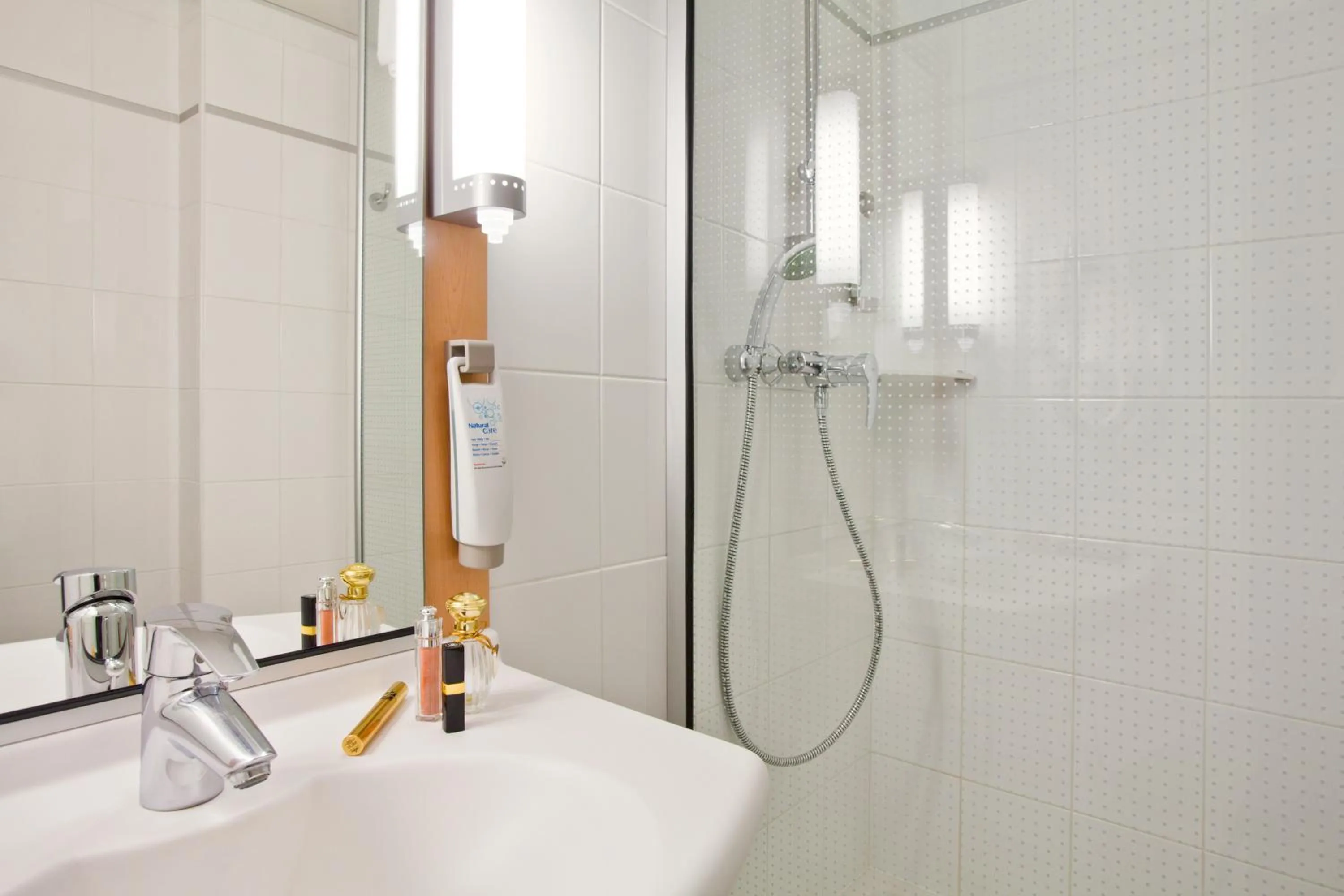 Bathroom in ibis Lille Centre Gares