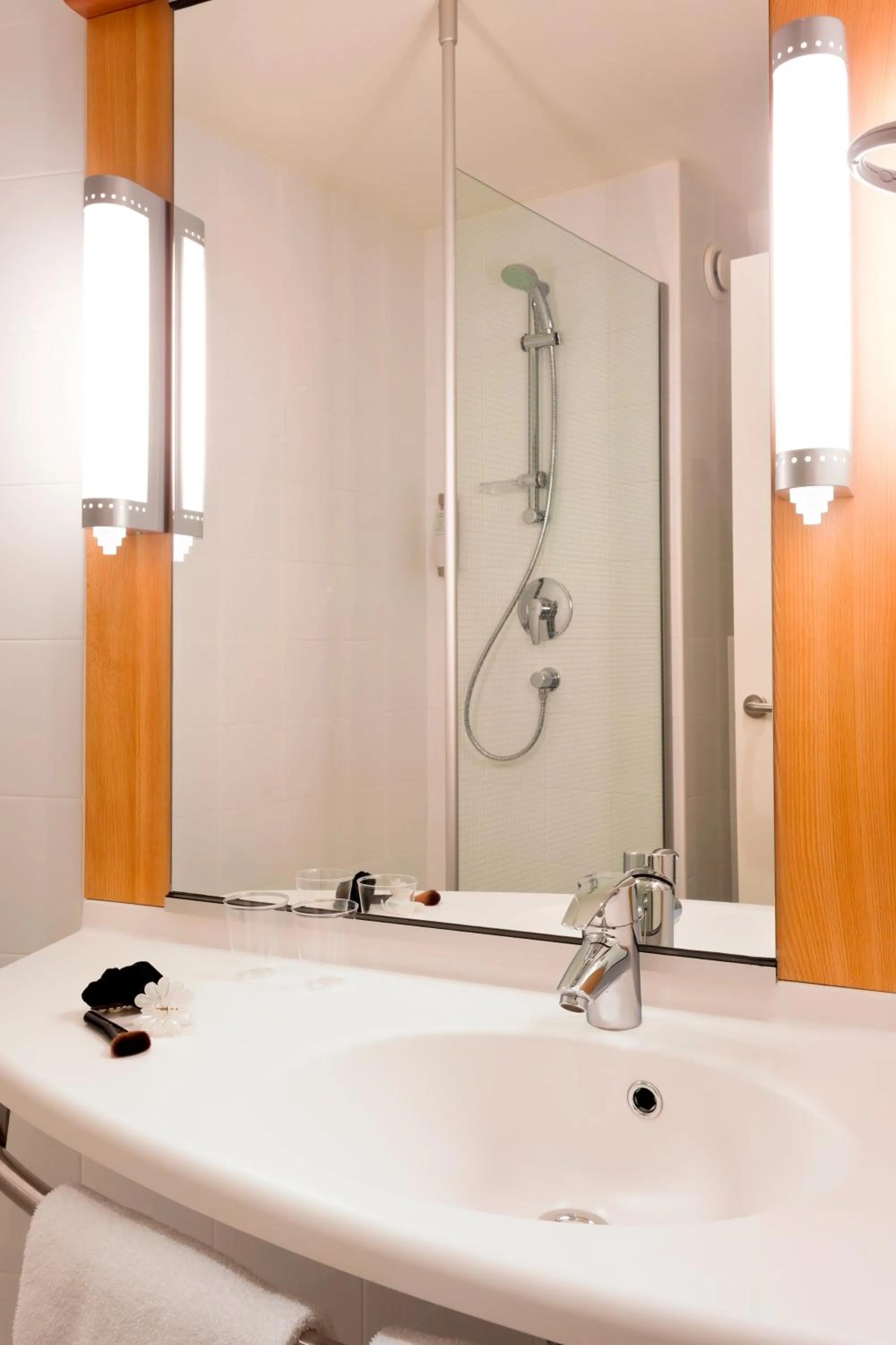 Shower in ibis Lille Centre Gares