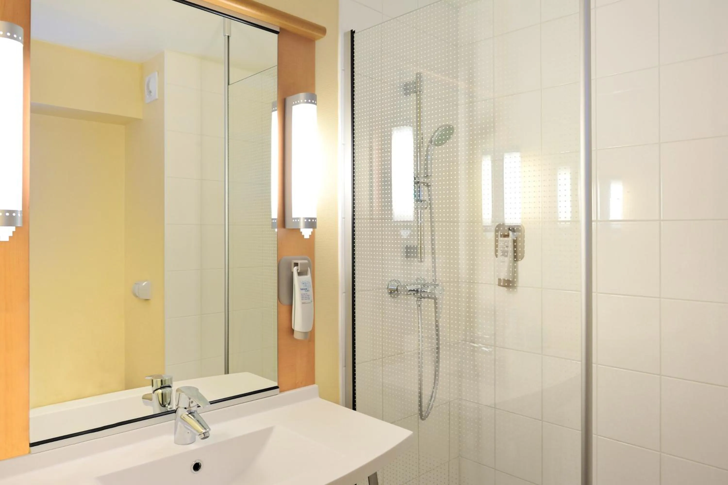 Shower in ibis Lille Centre Gares