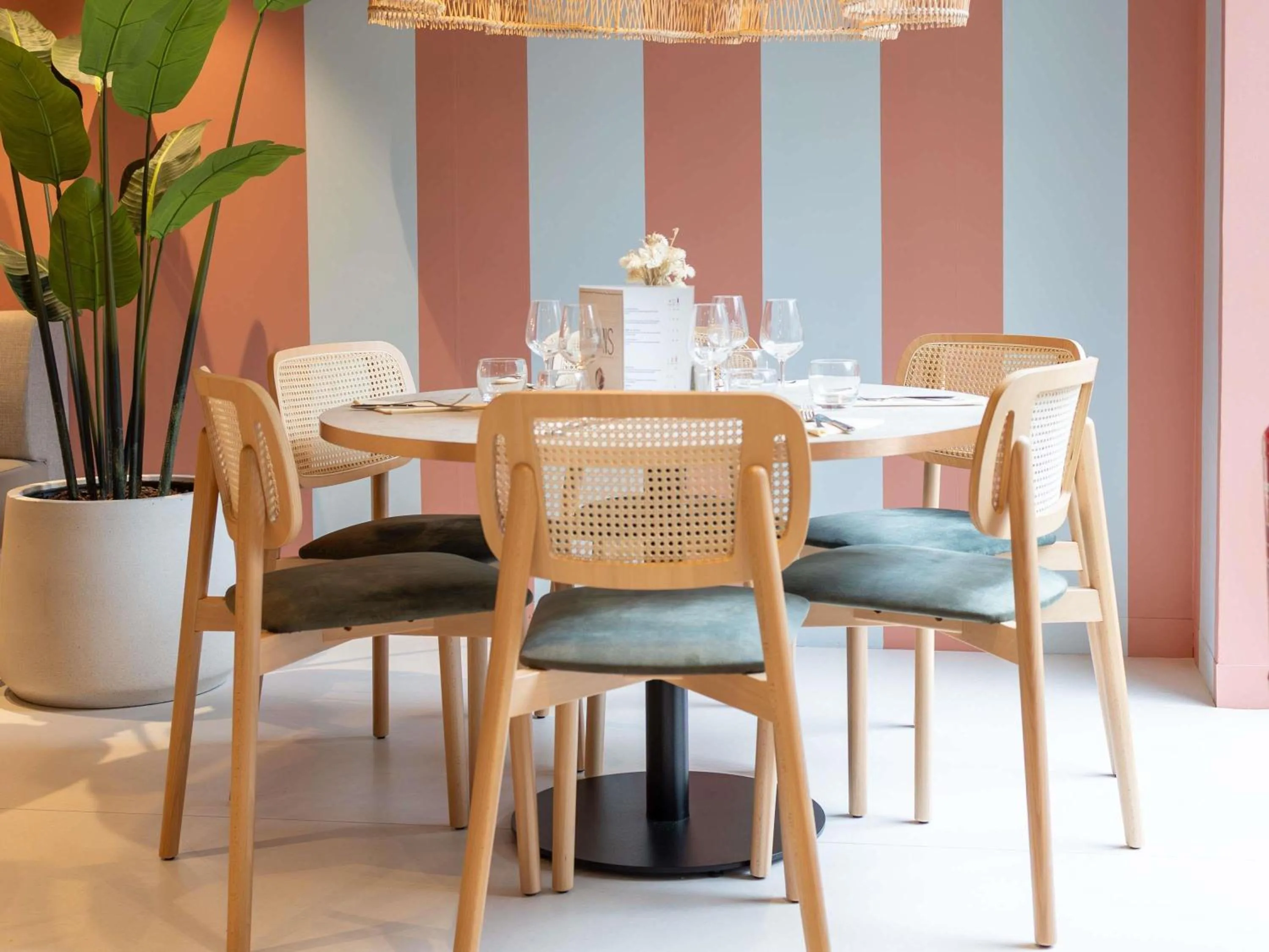 Restaurant/places to eat in ibis Lille Centre Gares