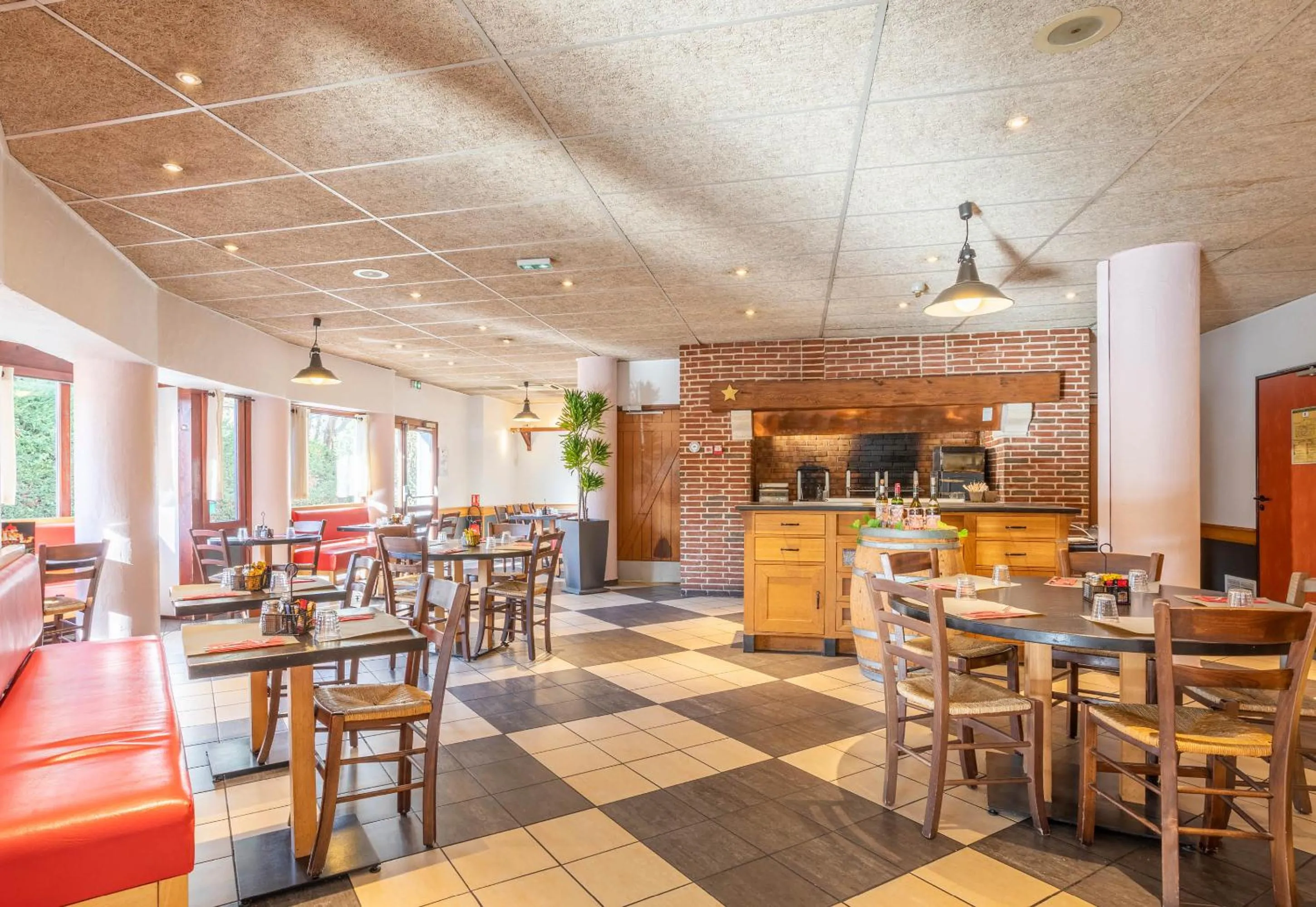 Restaurant/places to eat in B&B HOTEL Marseille La Valentine Porte d'Aubagne