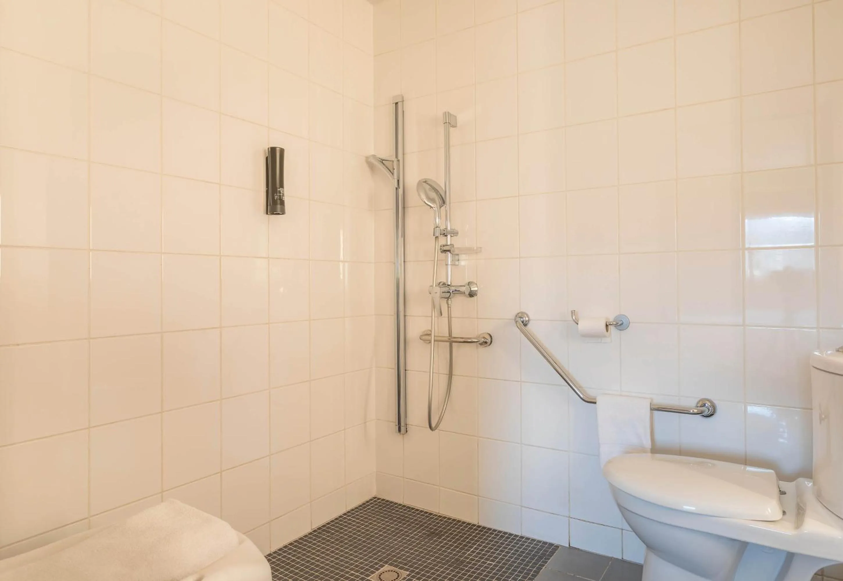 Bathroom in B&B HOTEL Marseille La Valentine Porte d'Aubagne