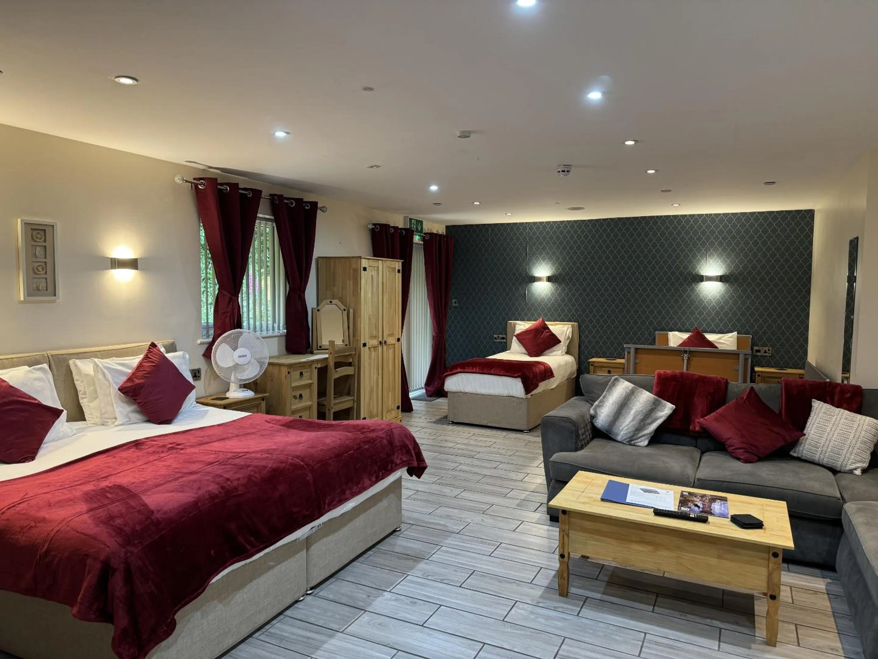 Bedroom, Bed in Barmouth Beach Club