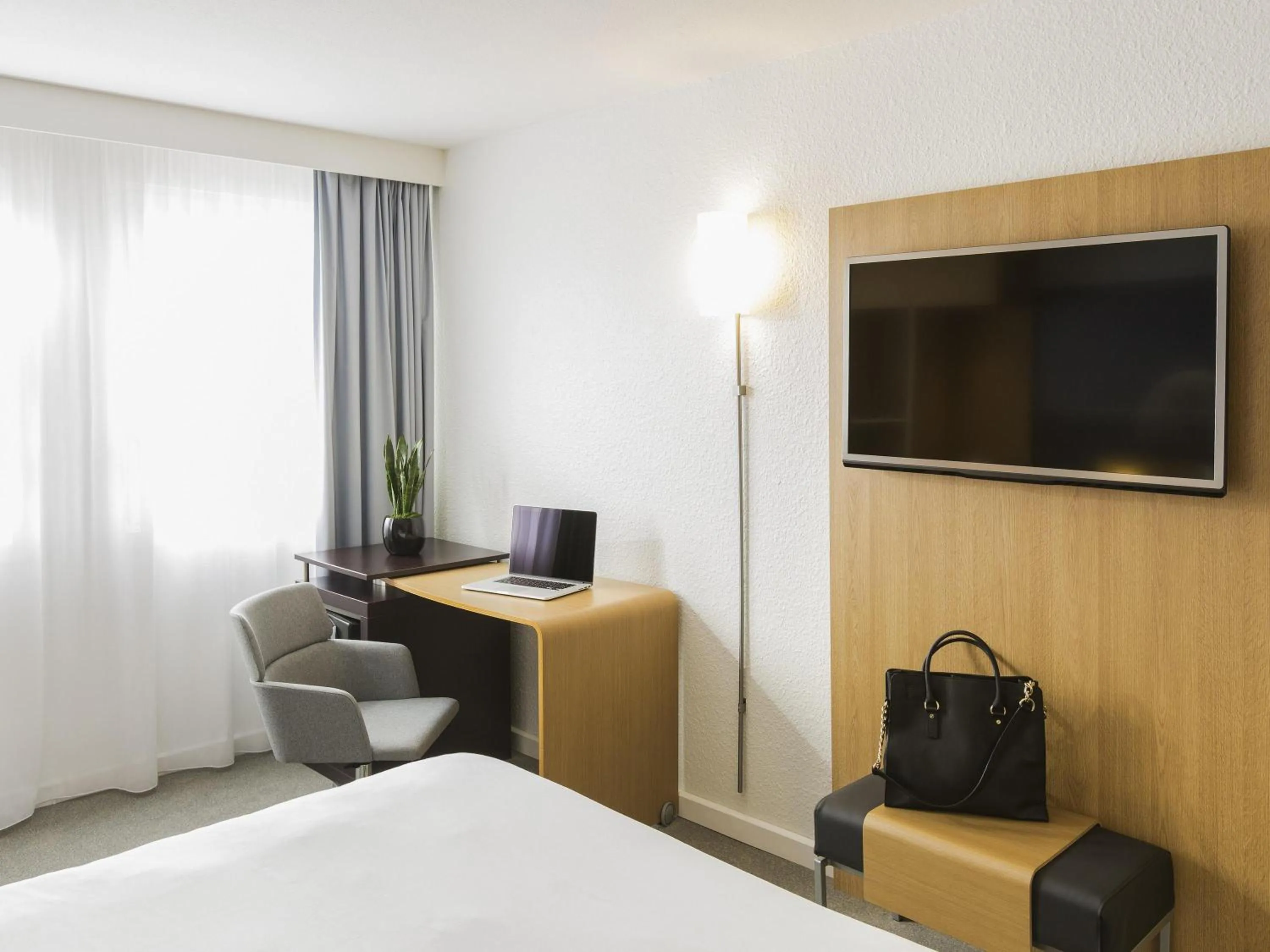 Bedroom, Bed in Novotel Strasbourg Centre Halles