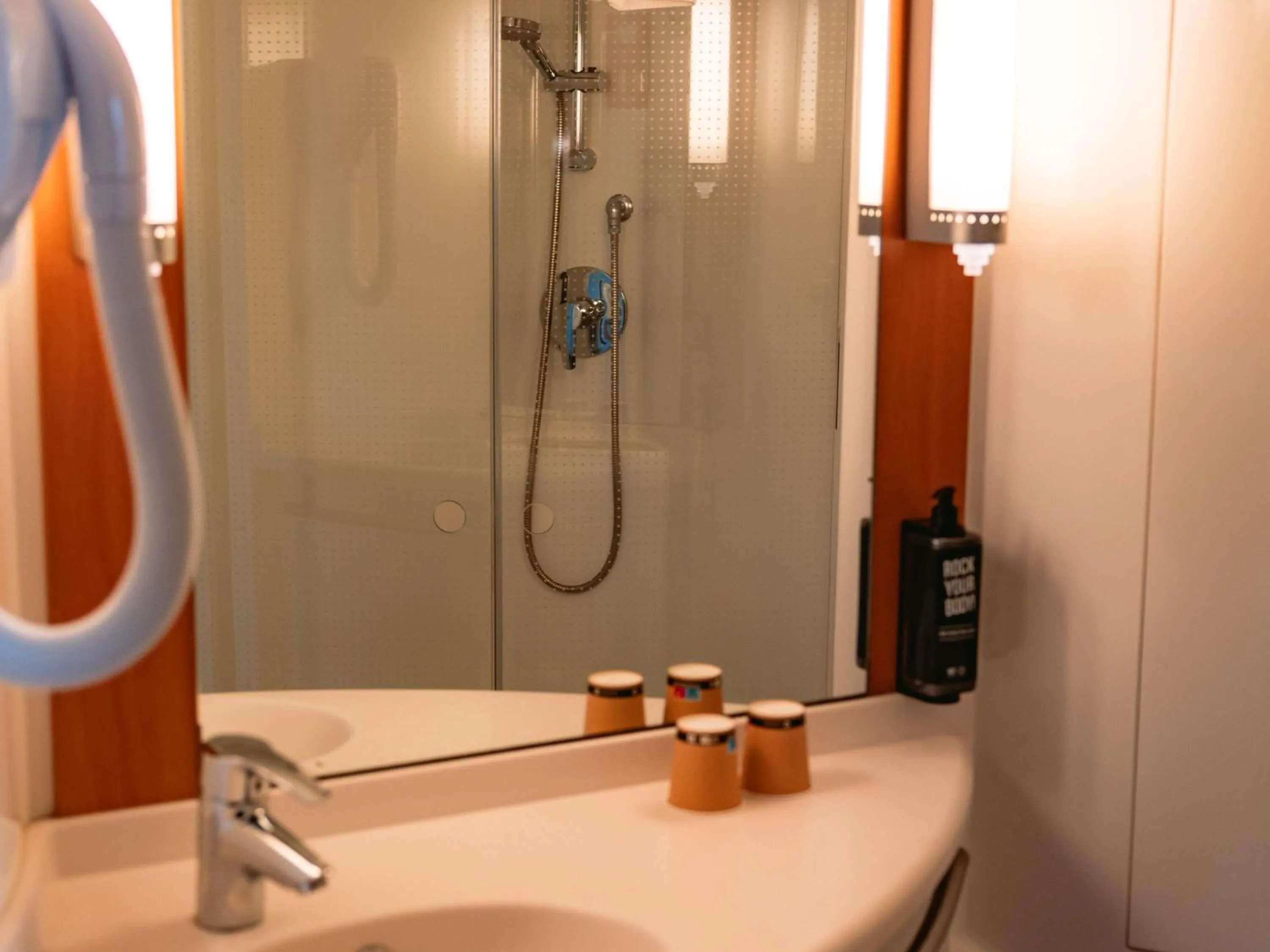 Bedroom in ibis Marseille Provence Aéroport