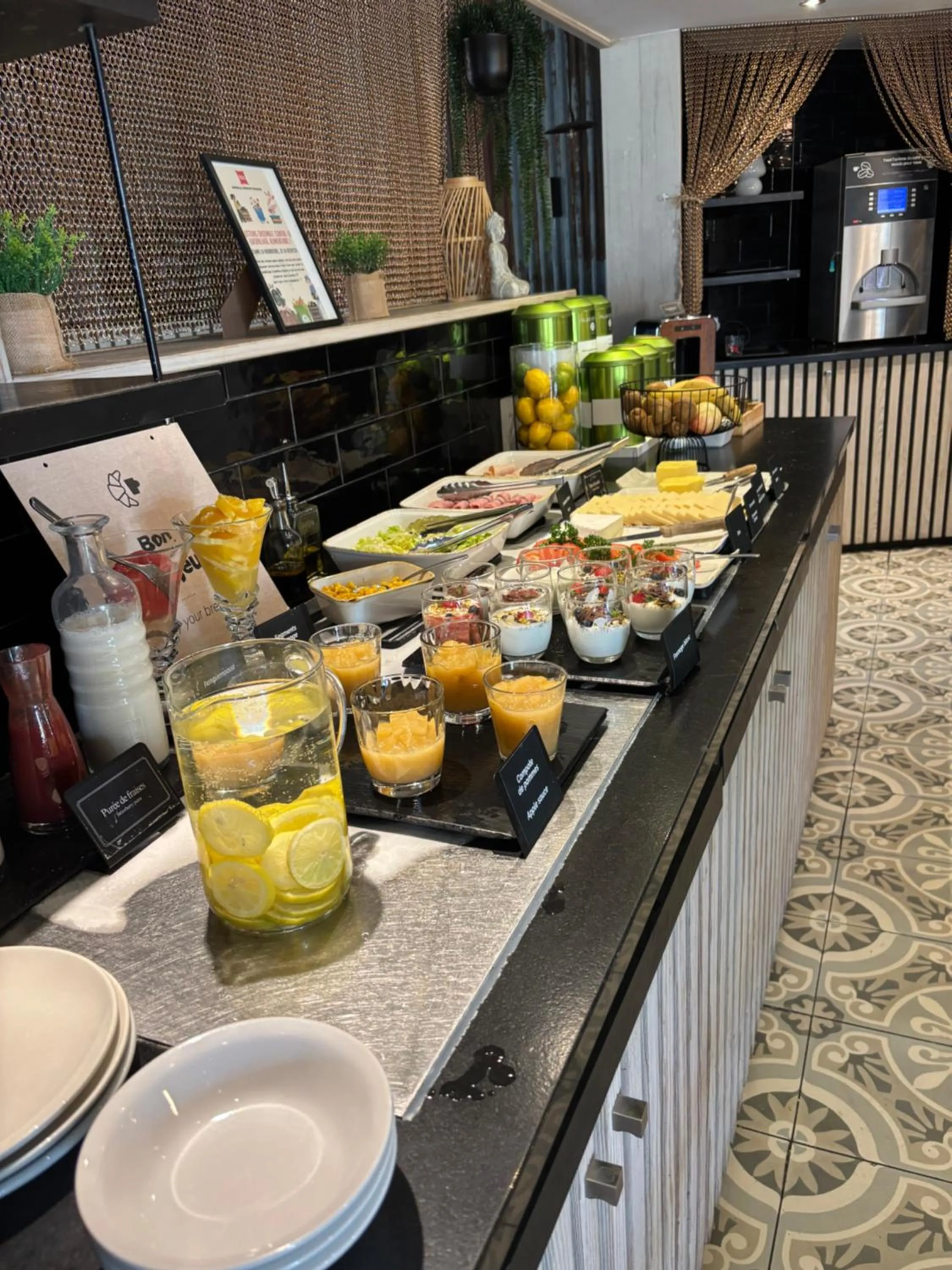 Food and drinks in ibis Marseille Provence Aéroport