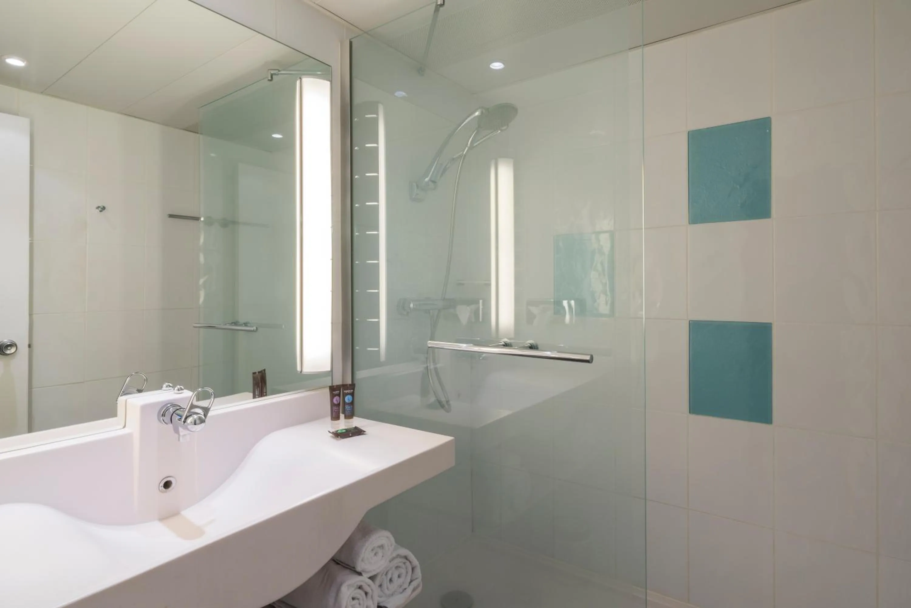 Shower in Novotel Dijon Sud