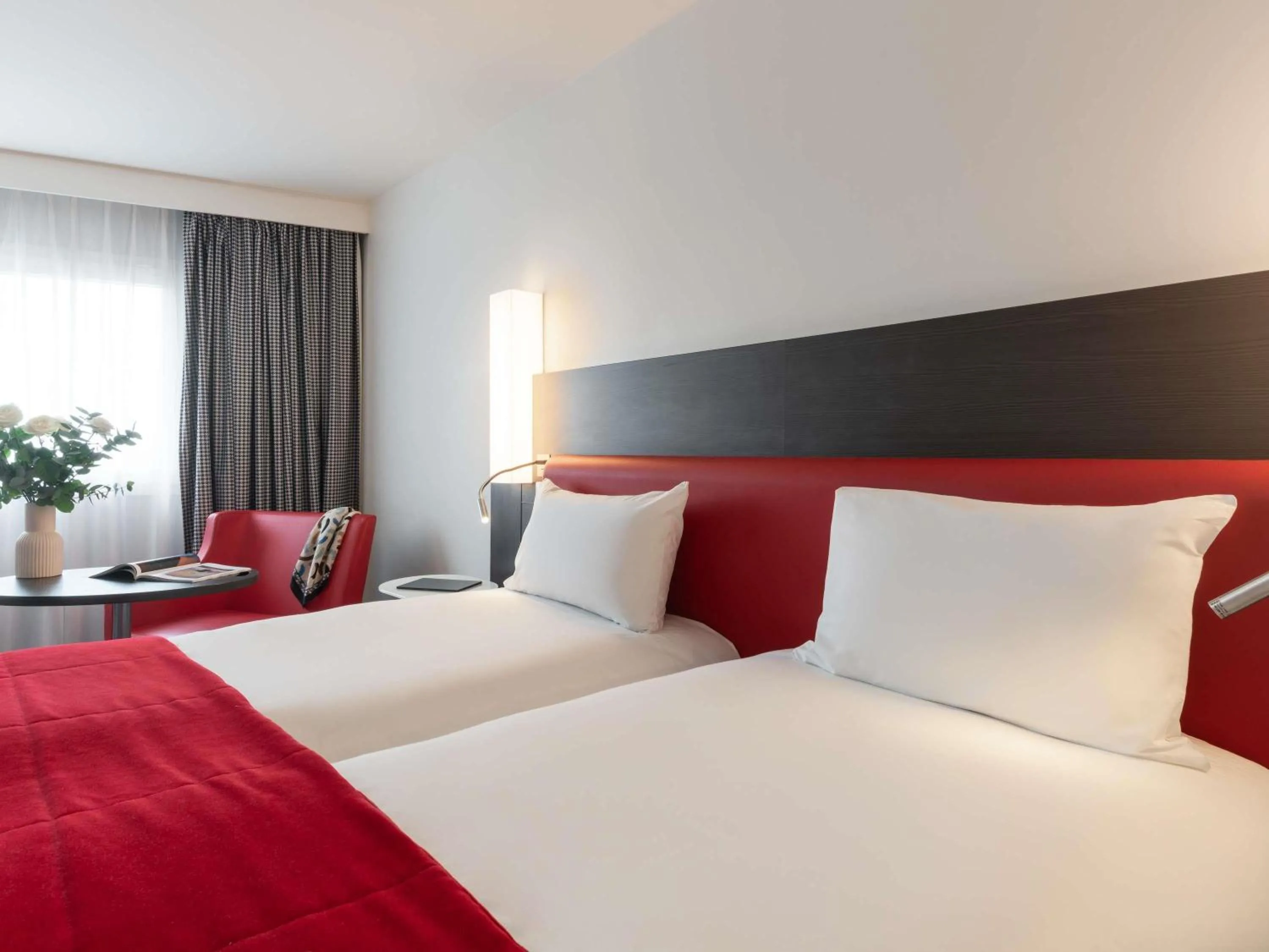 Bedroom, Bed in Mercure Paris CDG Airport & Convention
