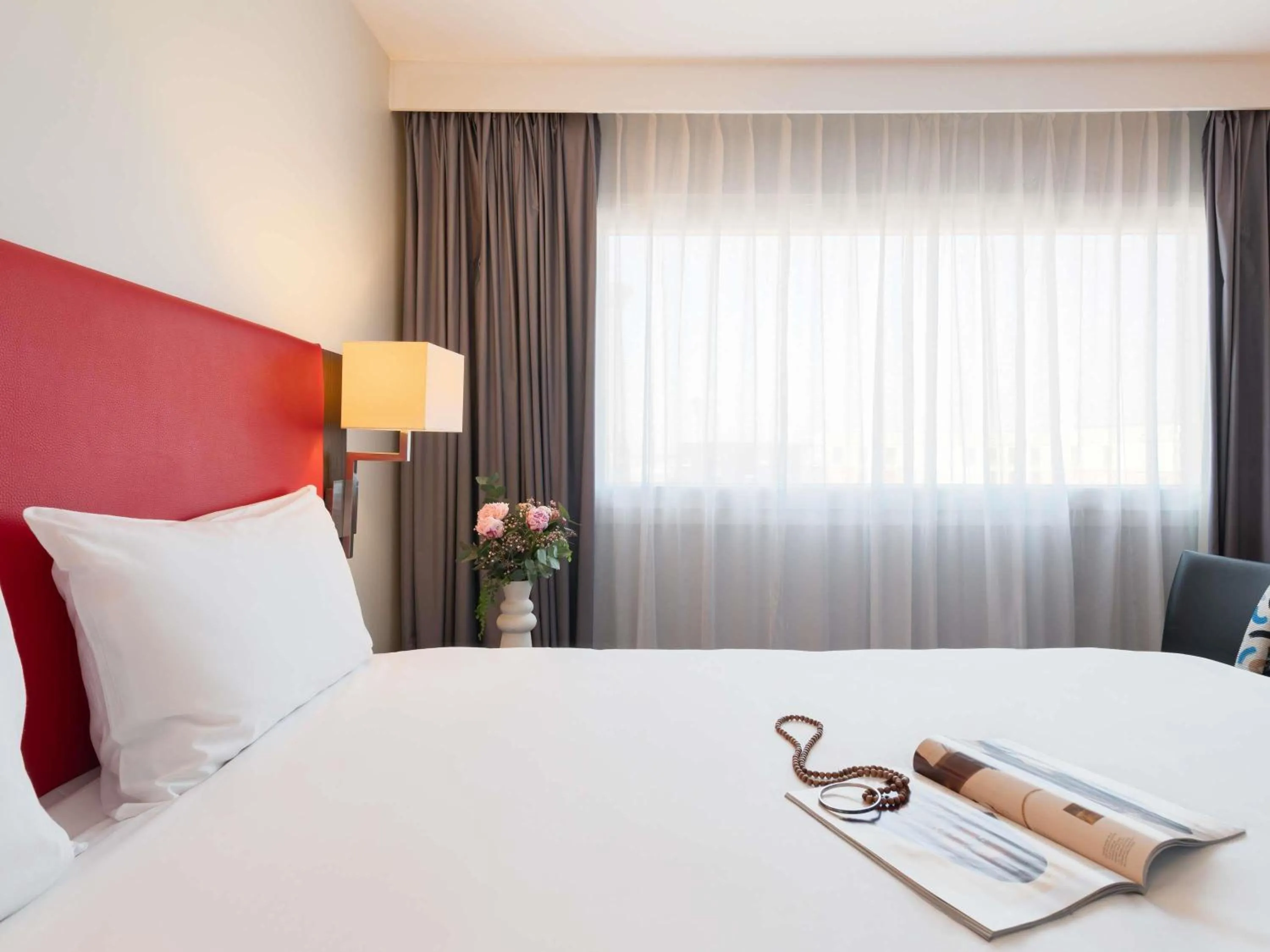 Bed in Mercure Paris CDG Airport & Convention