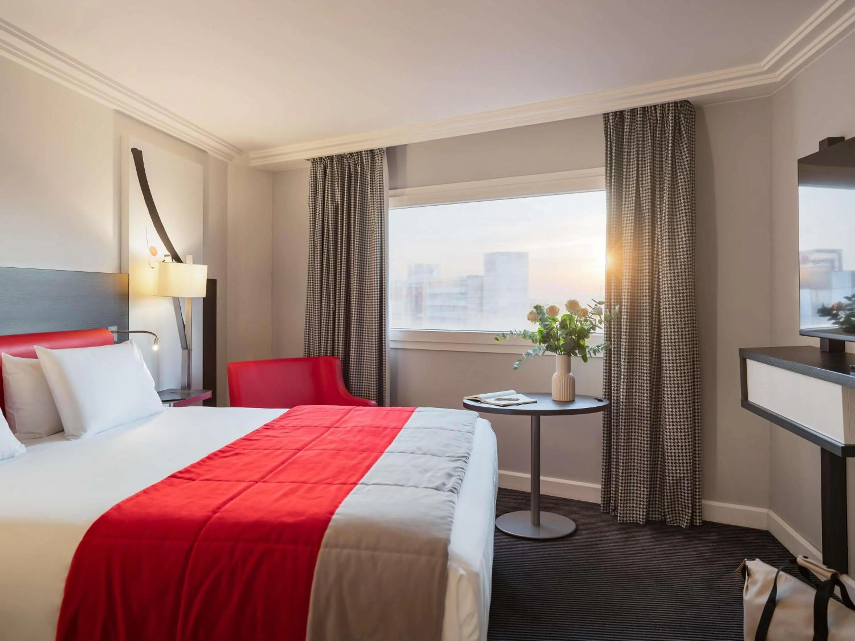 Bed in Mercure Paris CDG Airport & Convention