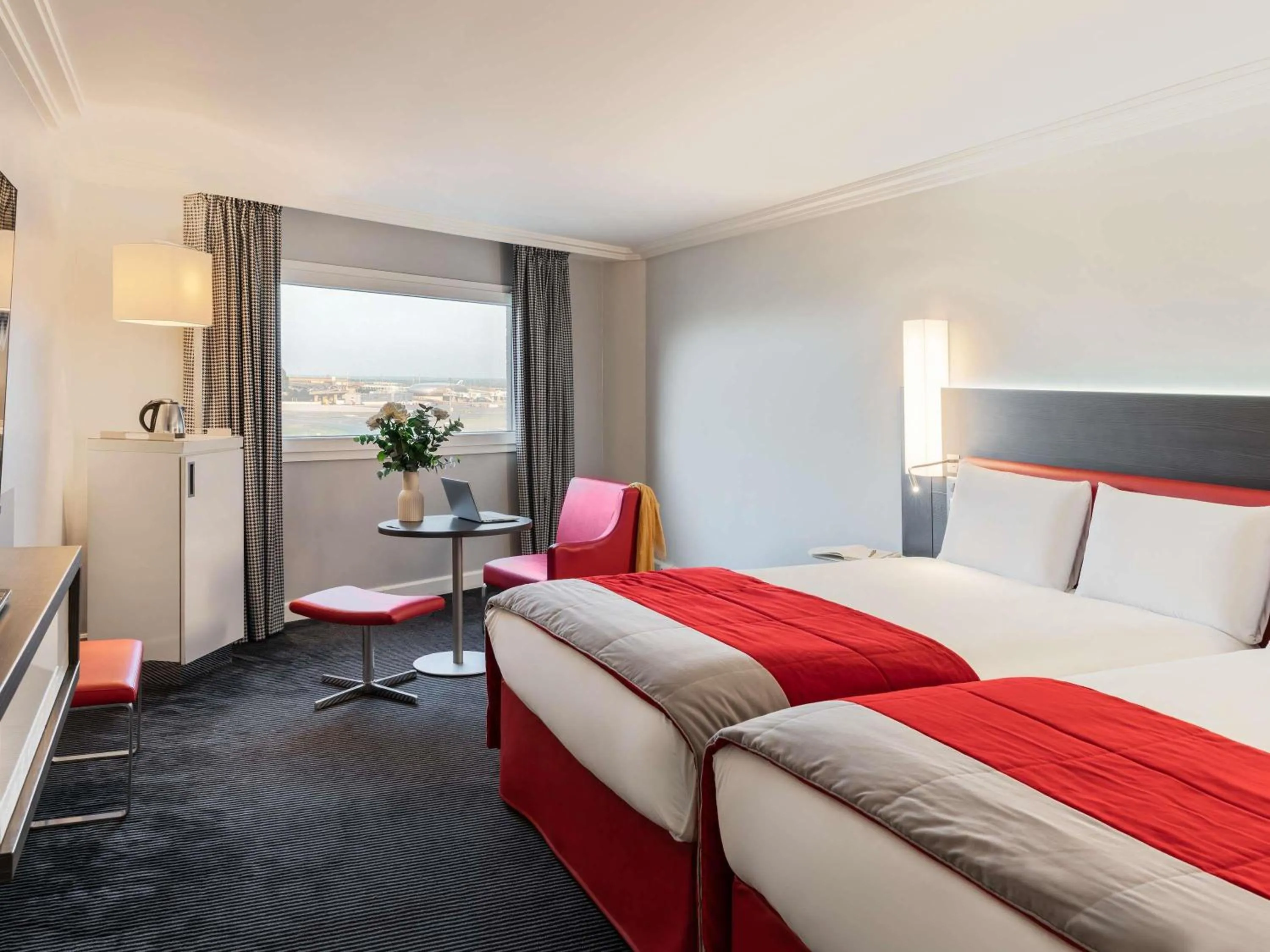 Bedroom, Bed in Mercure Paris CDG Airport & Convention