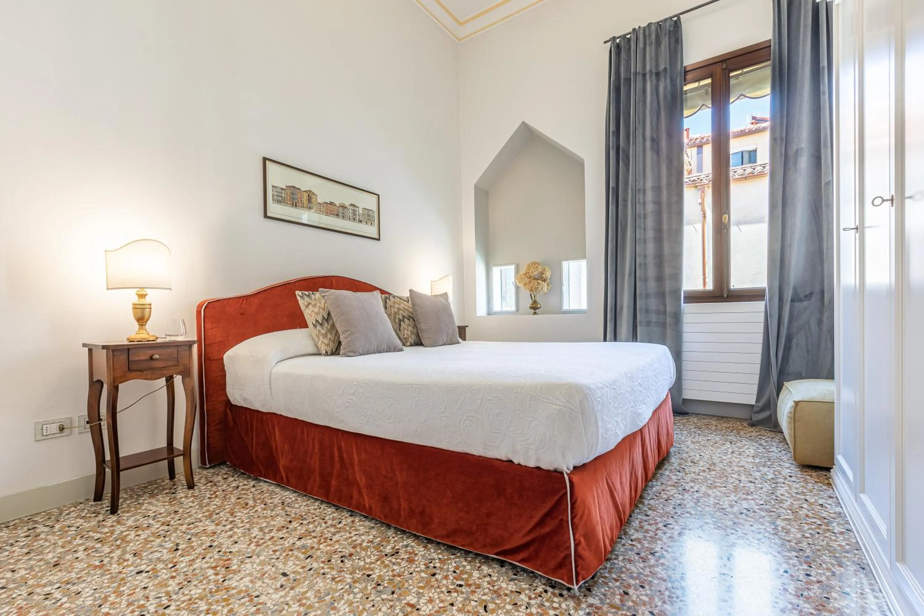 Ca' Romantica terrace with Balcony and side Canal view