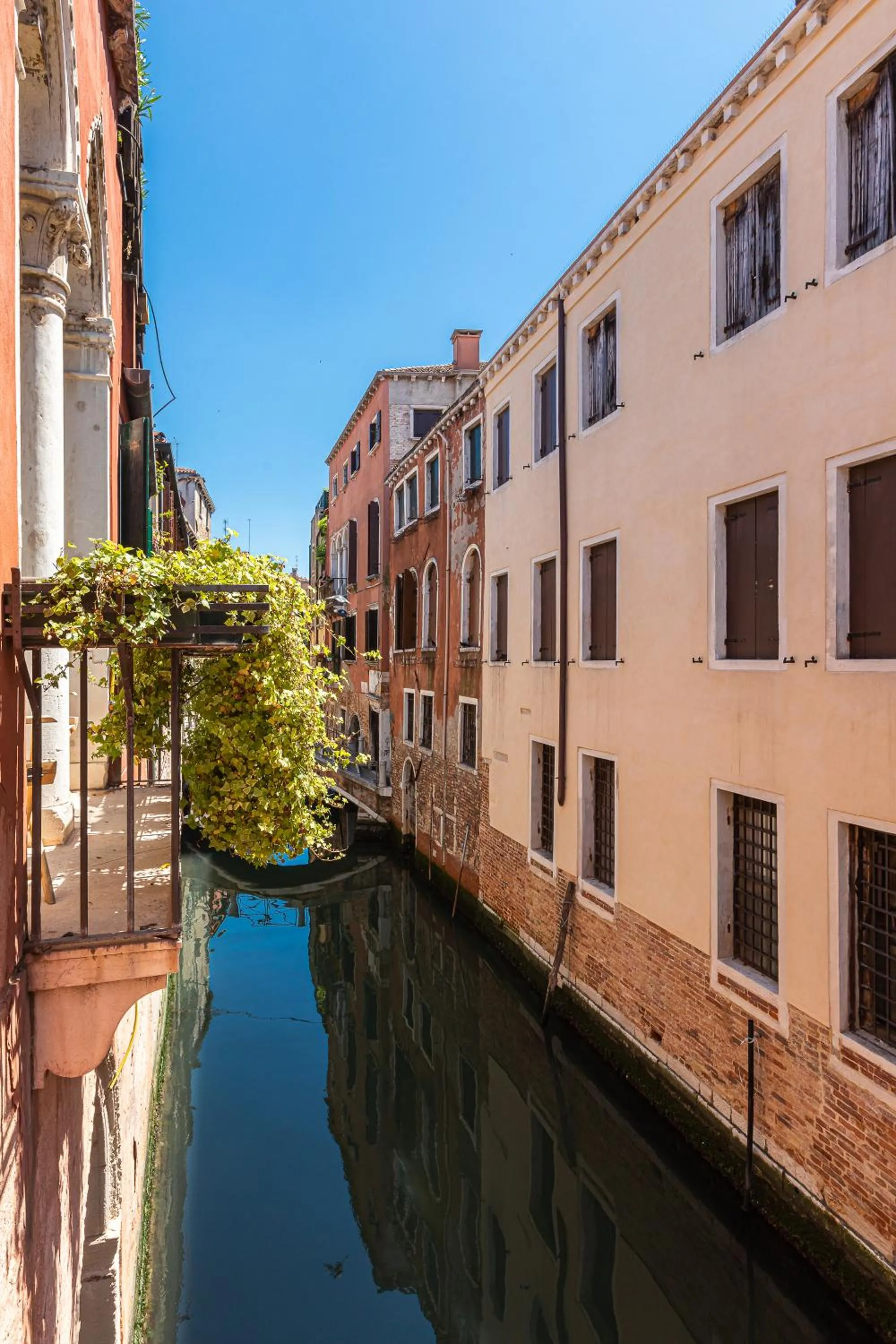 Ca' Romantica terrace with Balcony and side Canal view