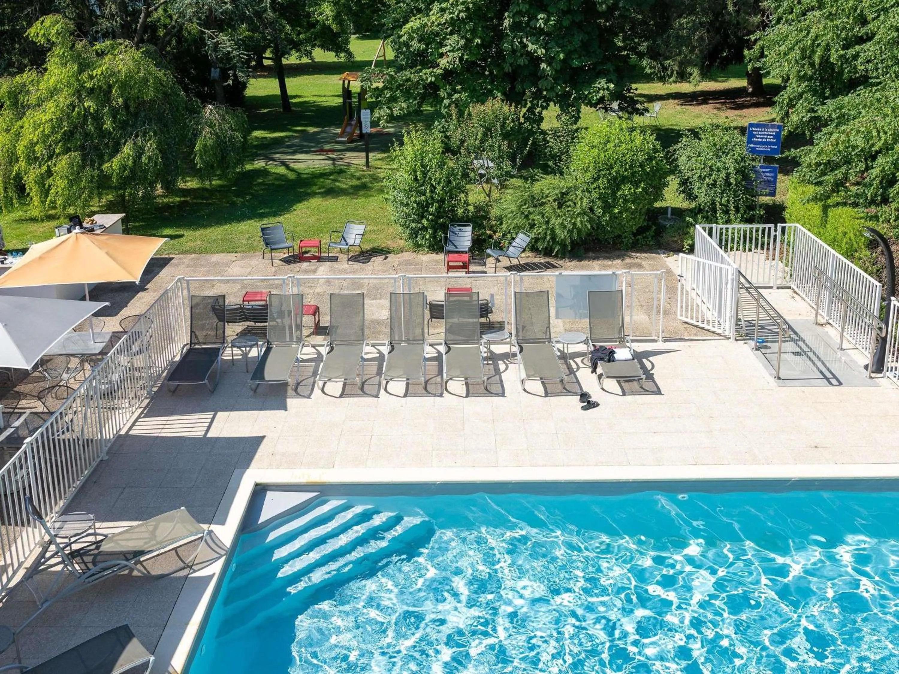 Pool view in Novotel Macon Nord - Porte de Bourgogne