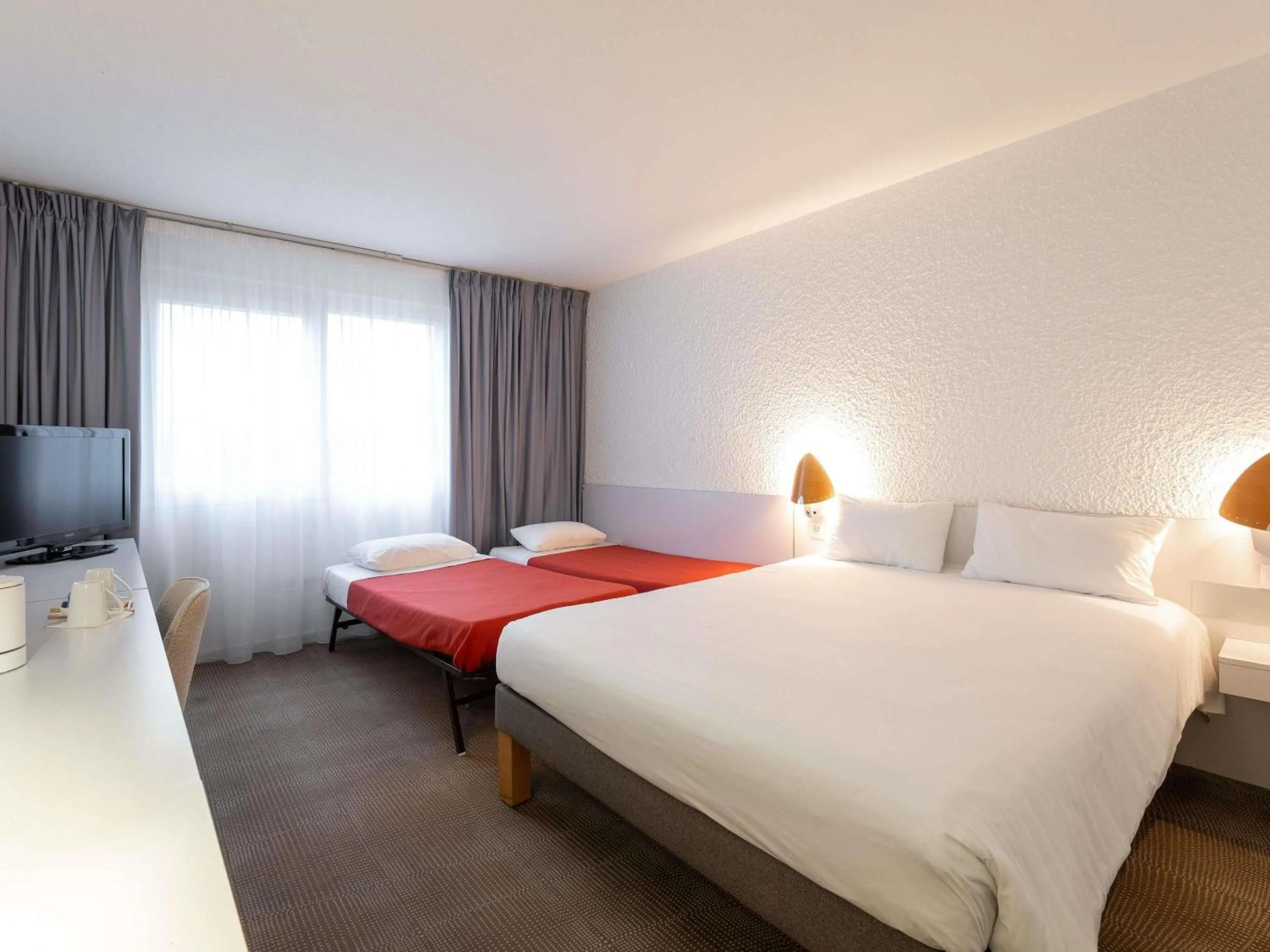 Bedroom, Bed in Novotel Macon Nord - Porte de Bourgogne
