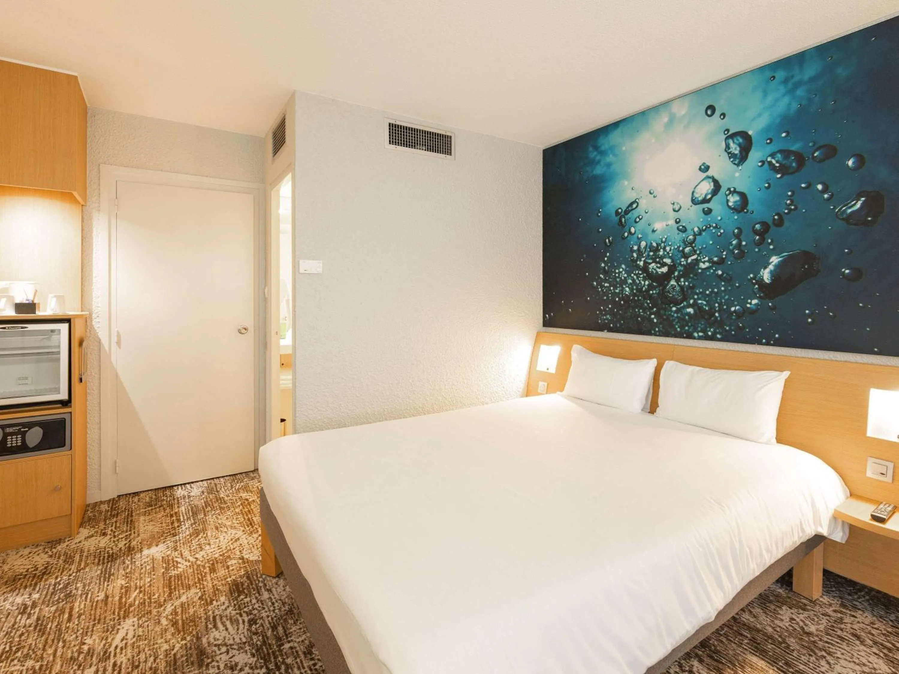 Standard Room with One Double Bed and Two Single Beds in Novotel Macon Nord Autoroute du Soleil