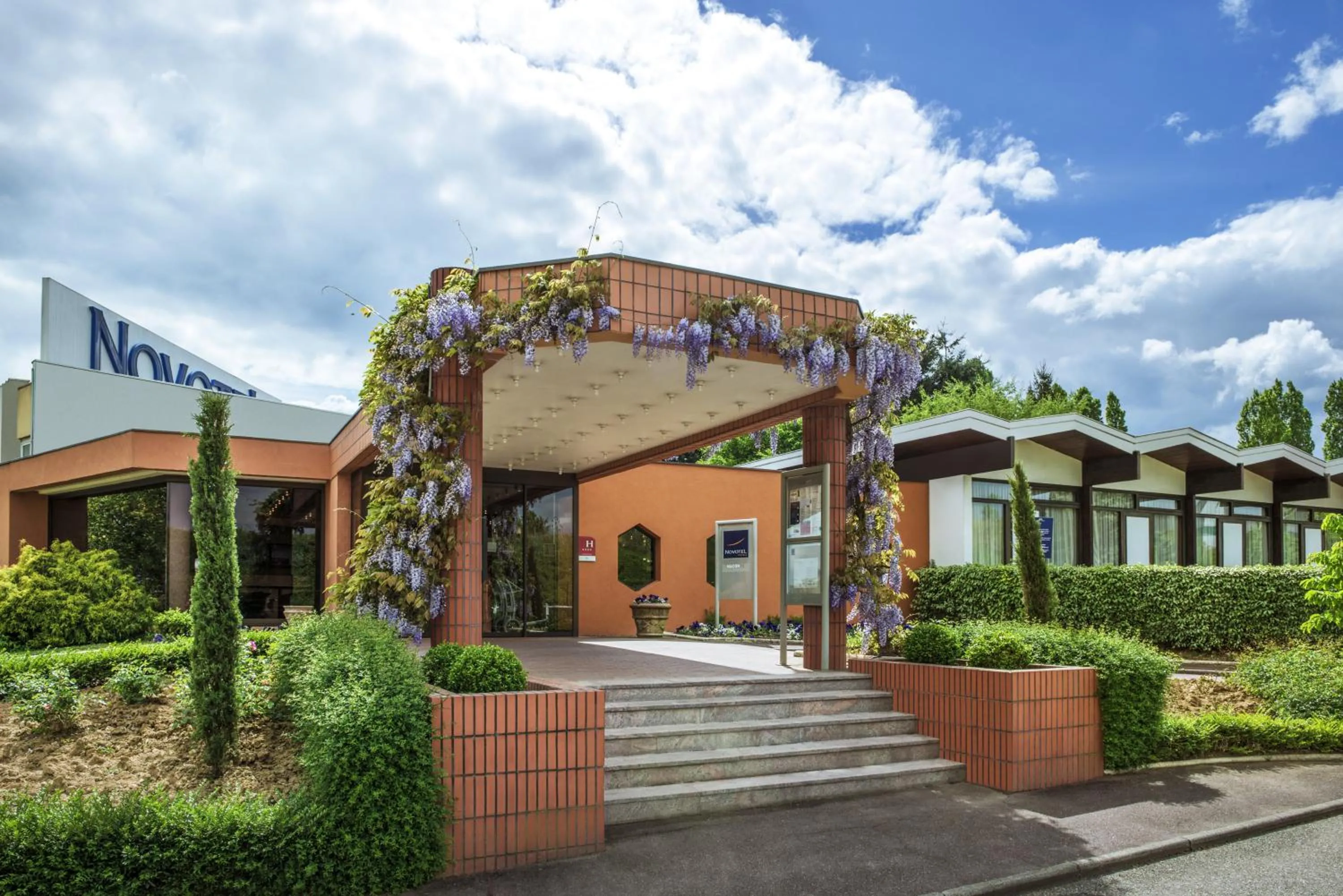 Facade/entrance in Novotel Macon Nord - Porte de Bourgogne
