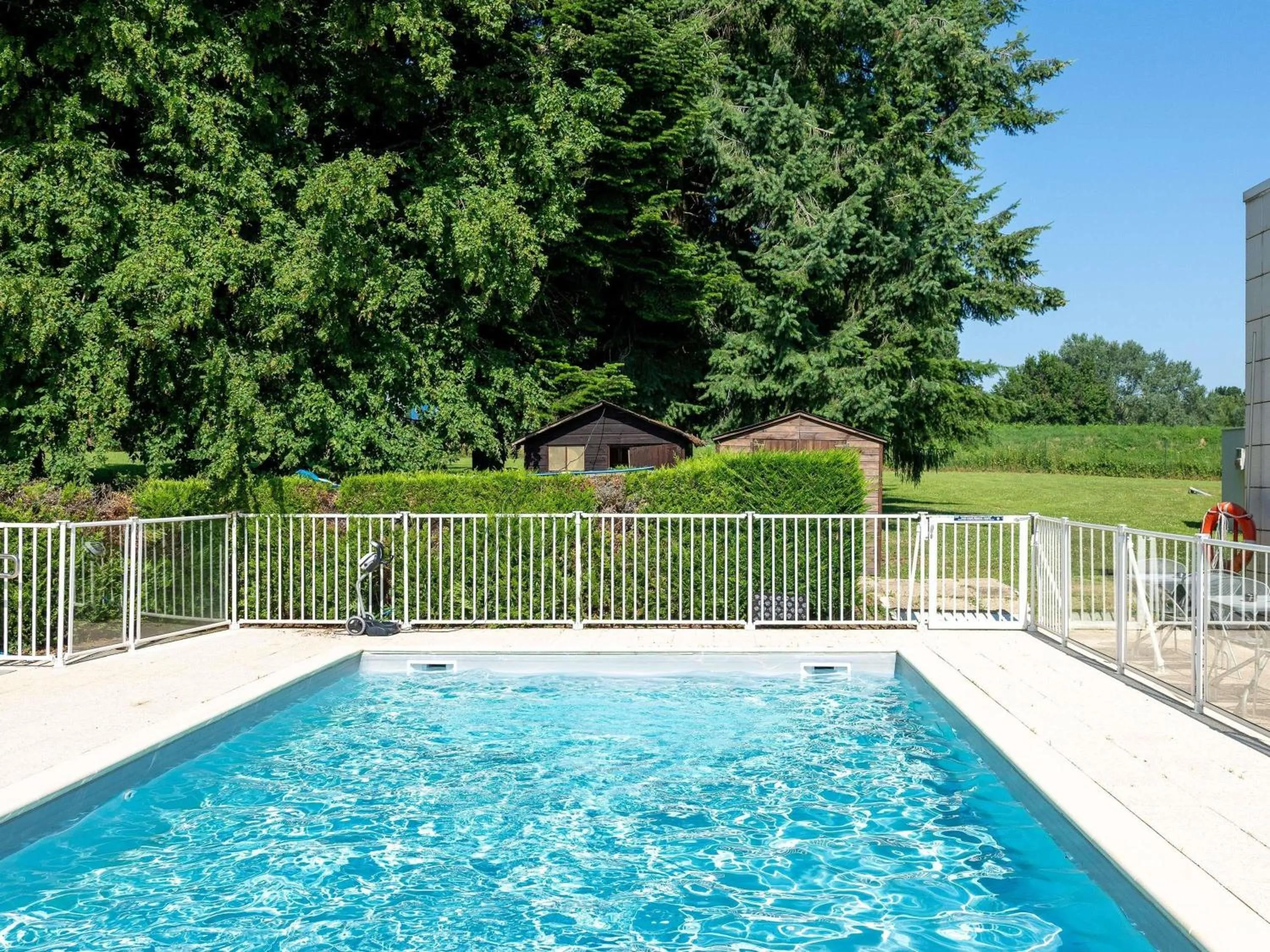 Pool view in Novotel Macon Nord - Porte de Bourgogne