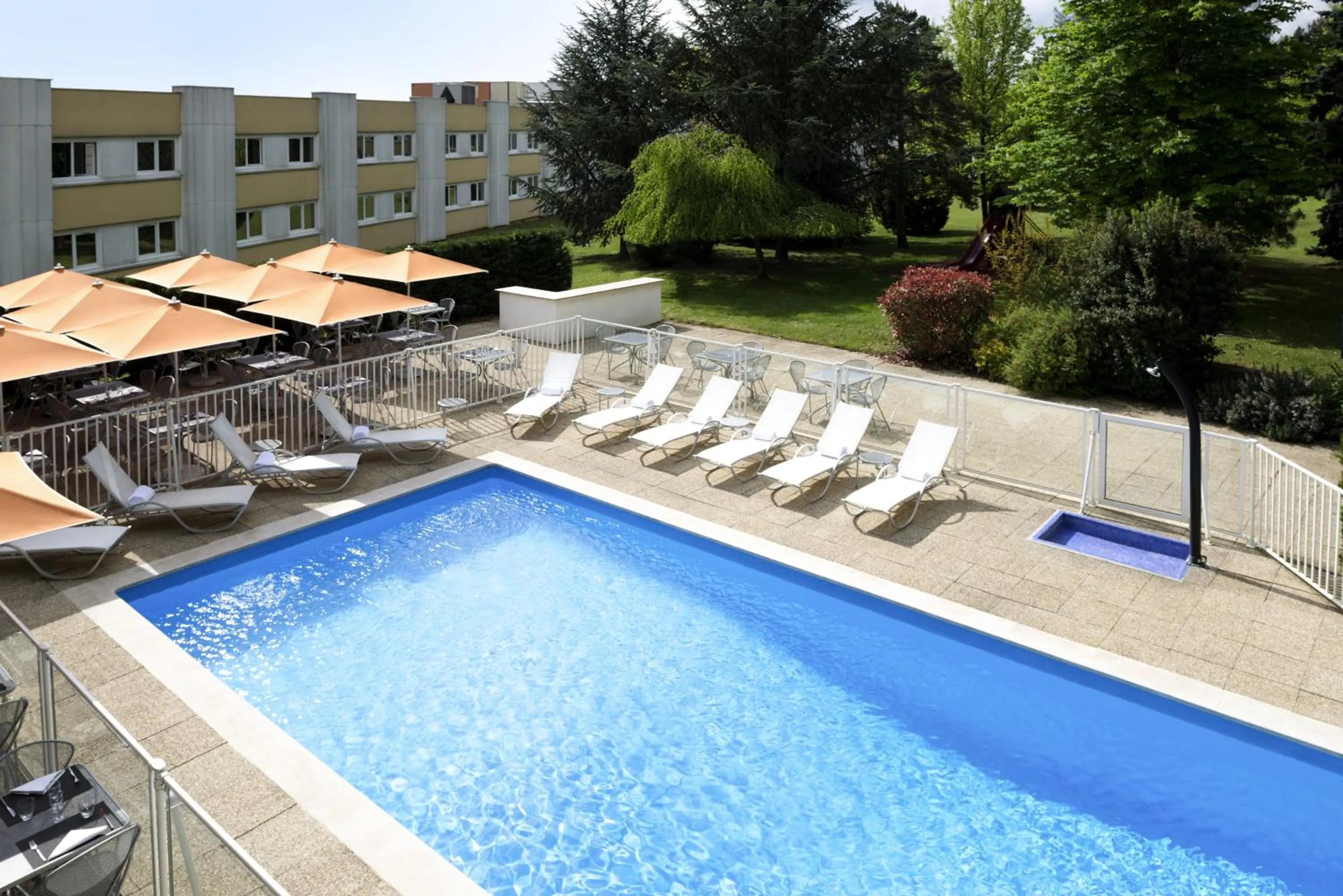 Swimming pool in Novotel Macon Nord - Porte de Bourgogne