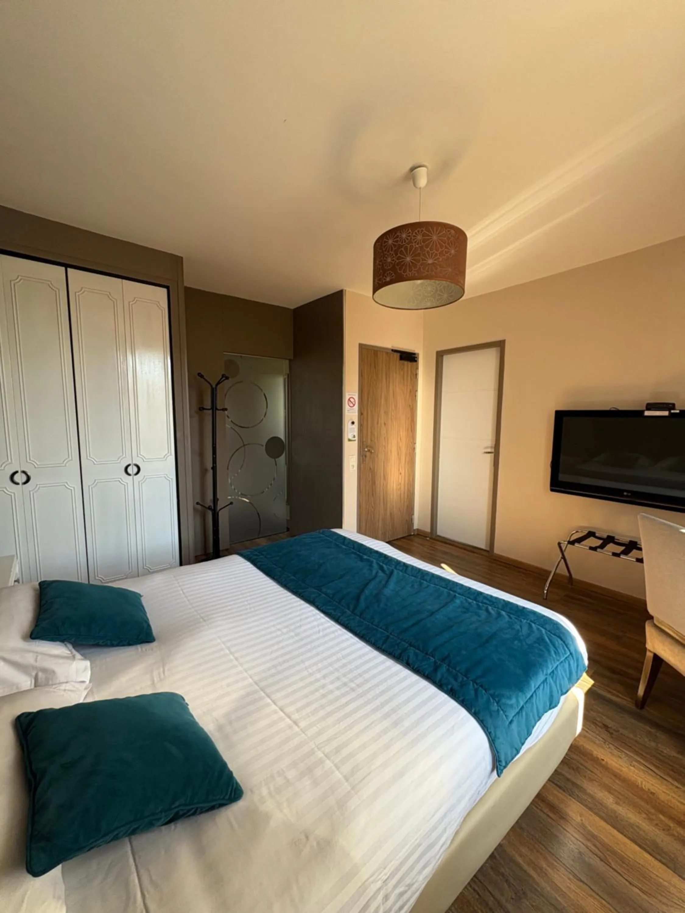 Bed in Hôtel La Vinaigrerie LOGIS