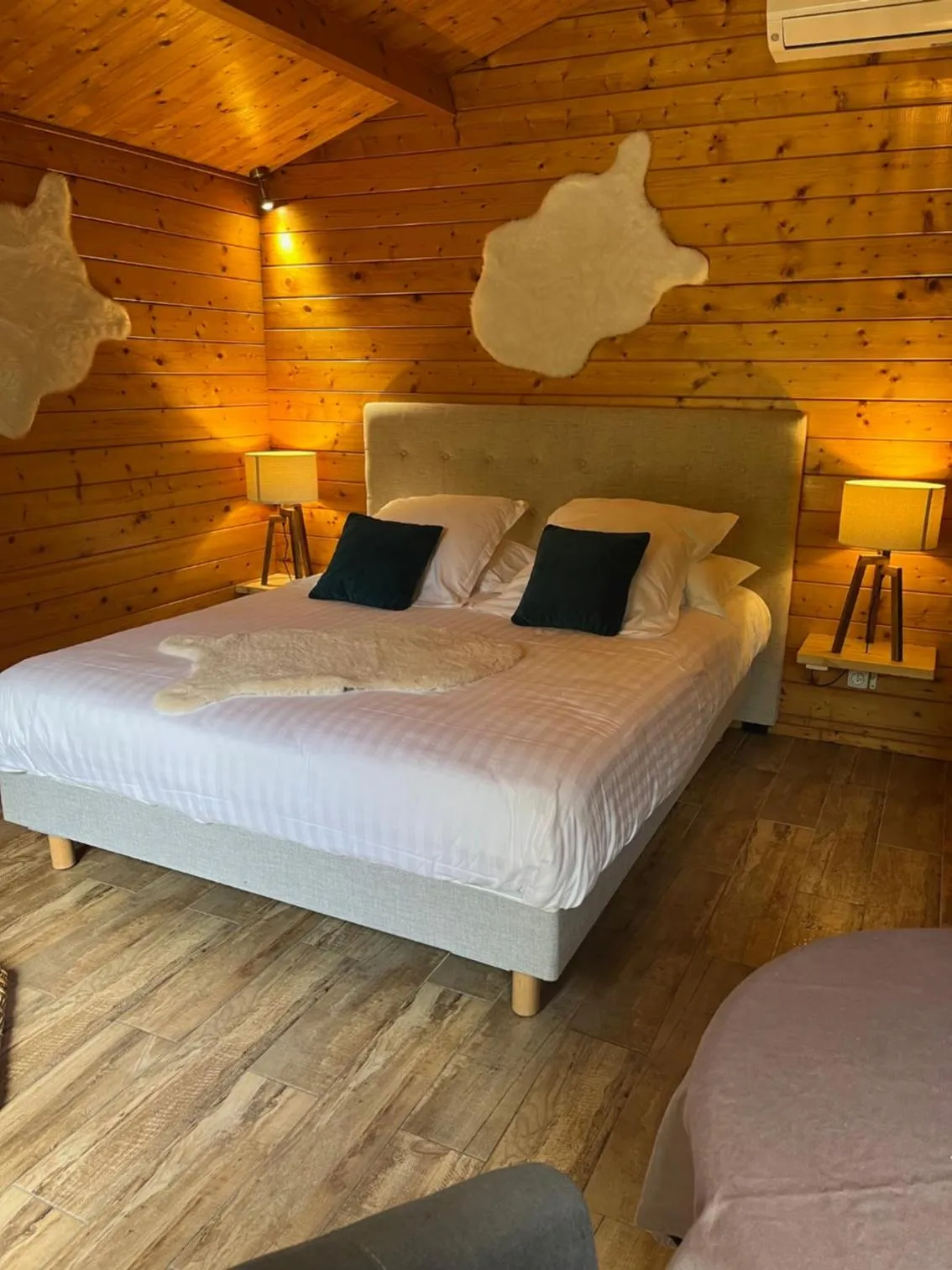 Bed in Hôtel La Vinaigrerie LOGIS