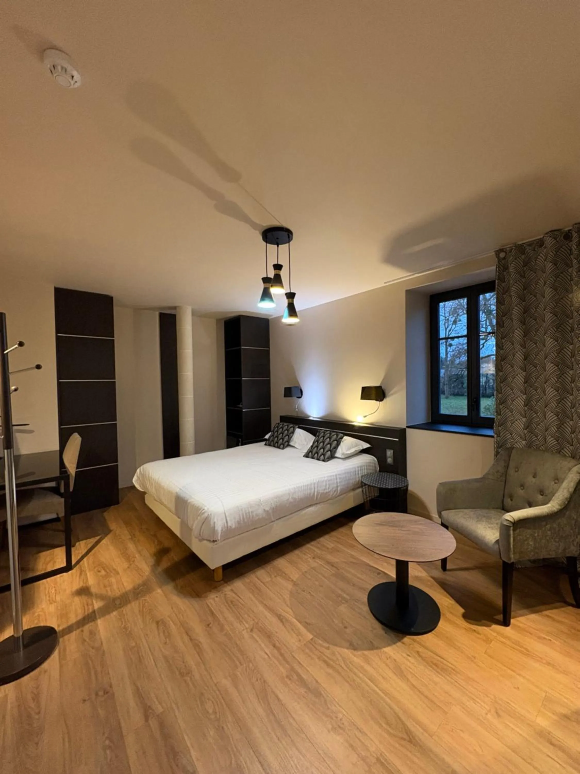 Bed in Hôtel La Vinaigrerie LOGIS