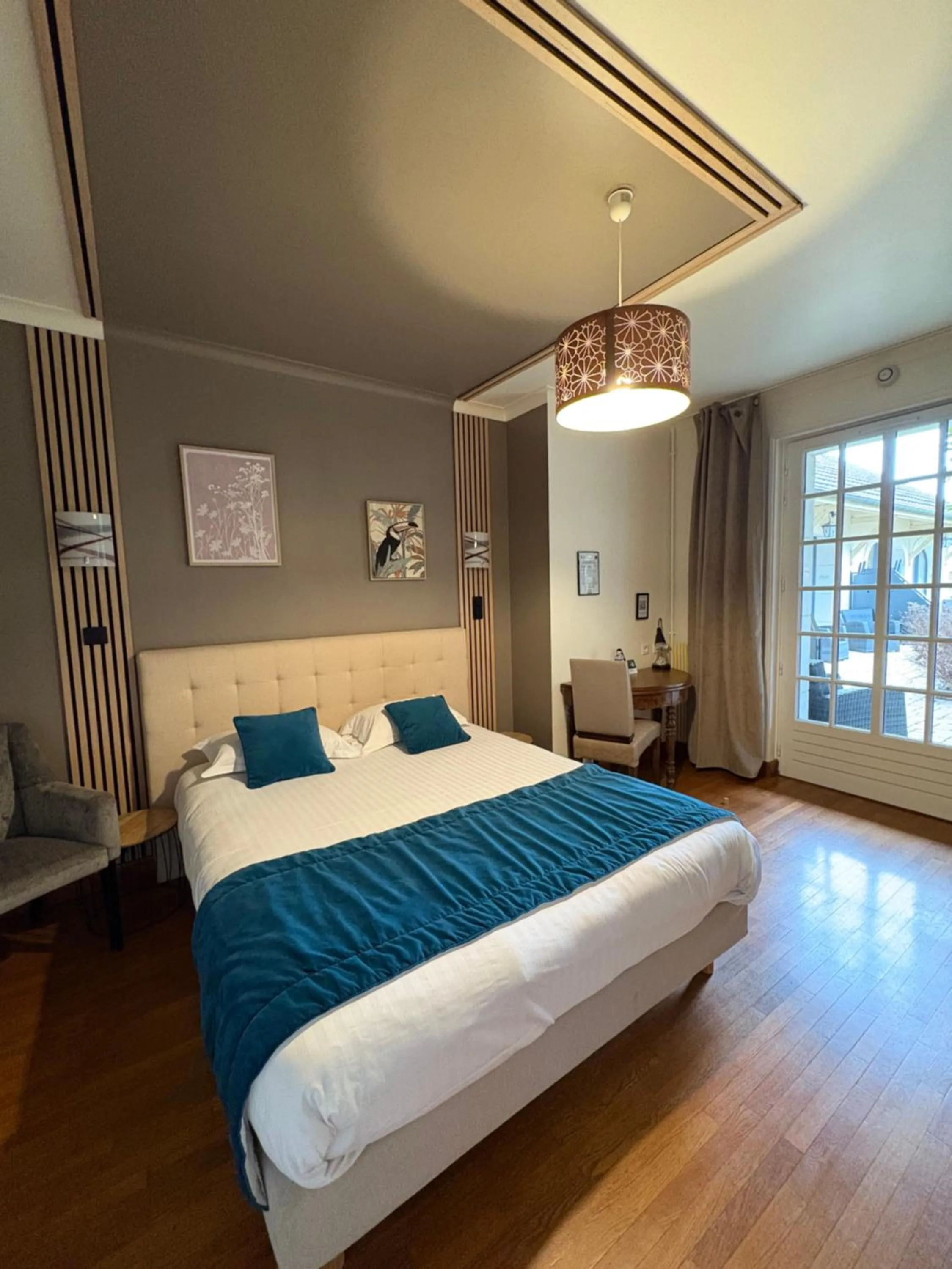 Bed in Hôtel La Vinaigrerie LOGIS