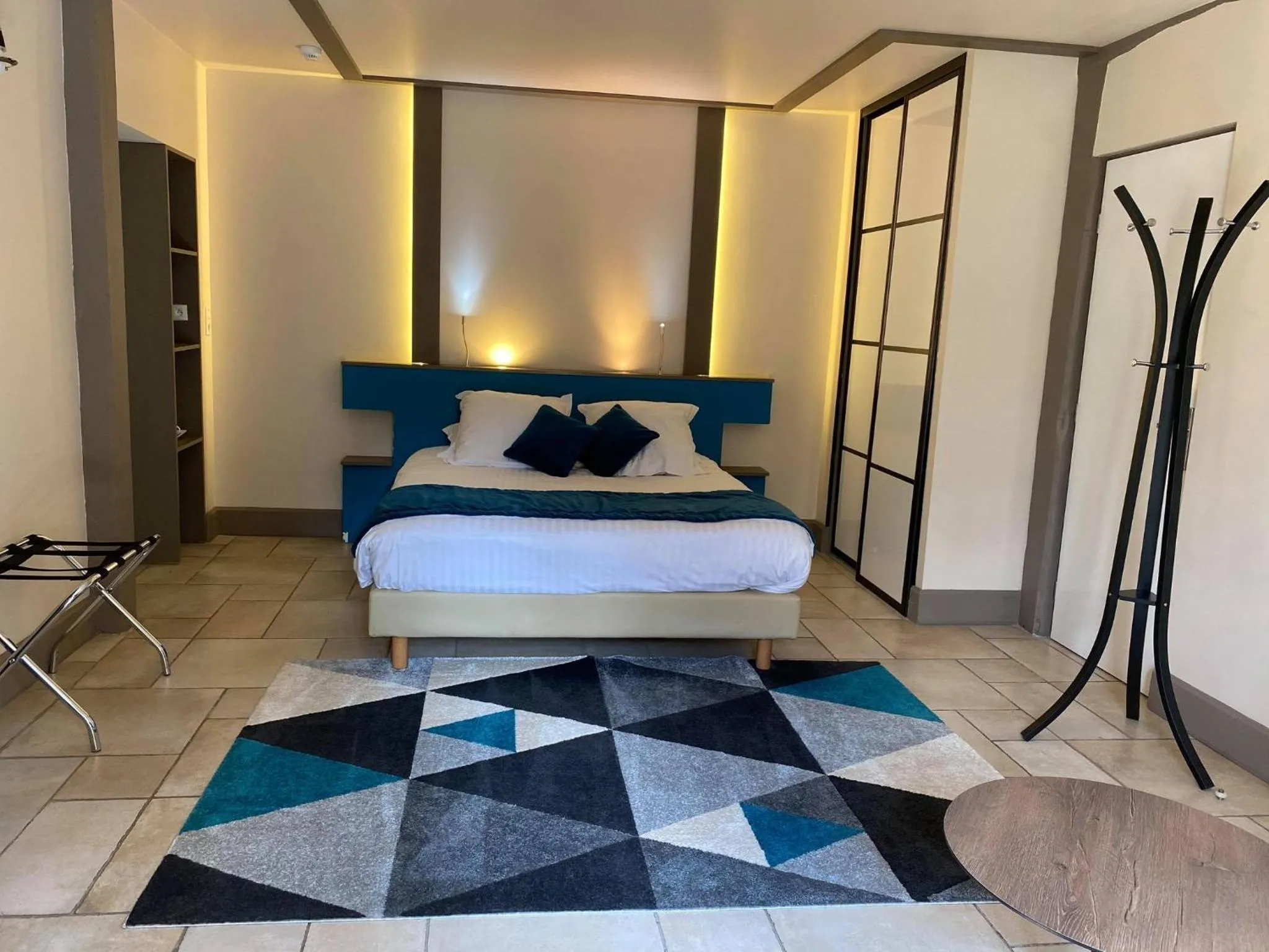 Bed in Hôtel La Vinaigrerie LOGIS