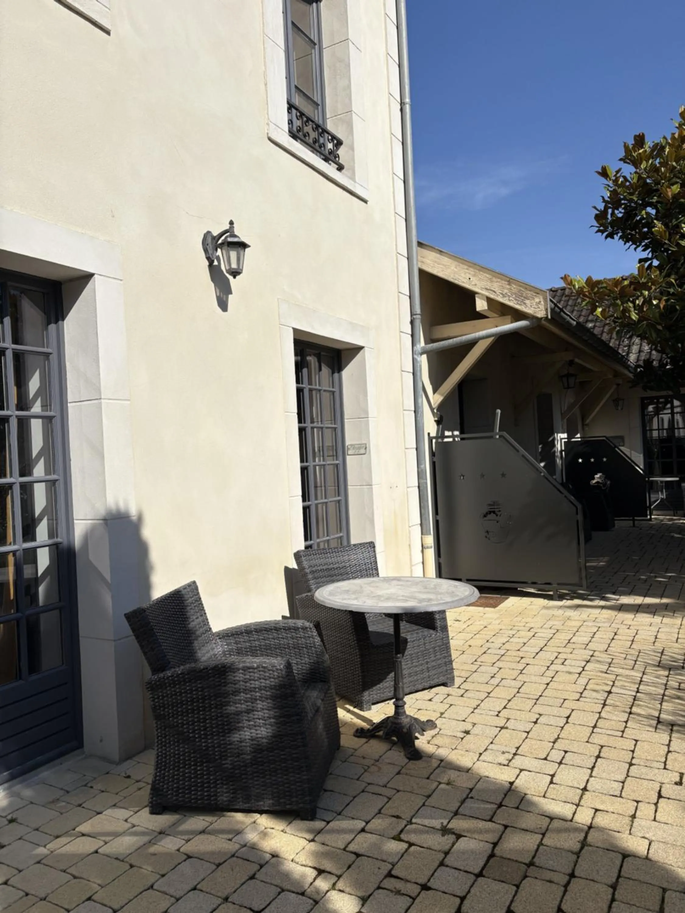 Patio in Hôtel La Vinaigrerie LOGIS