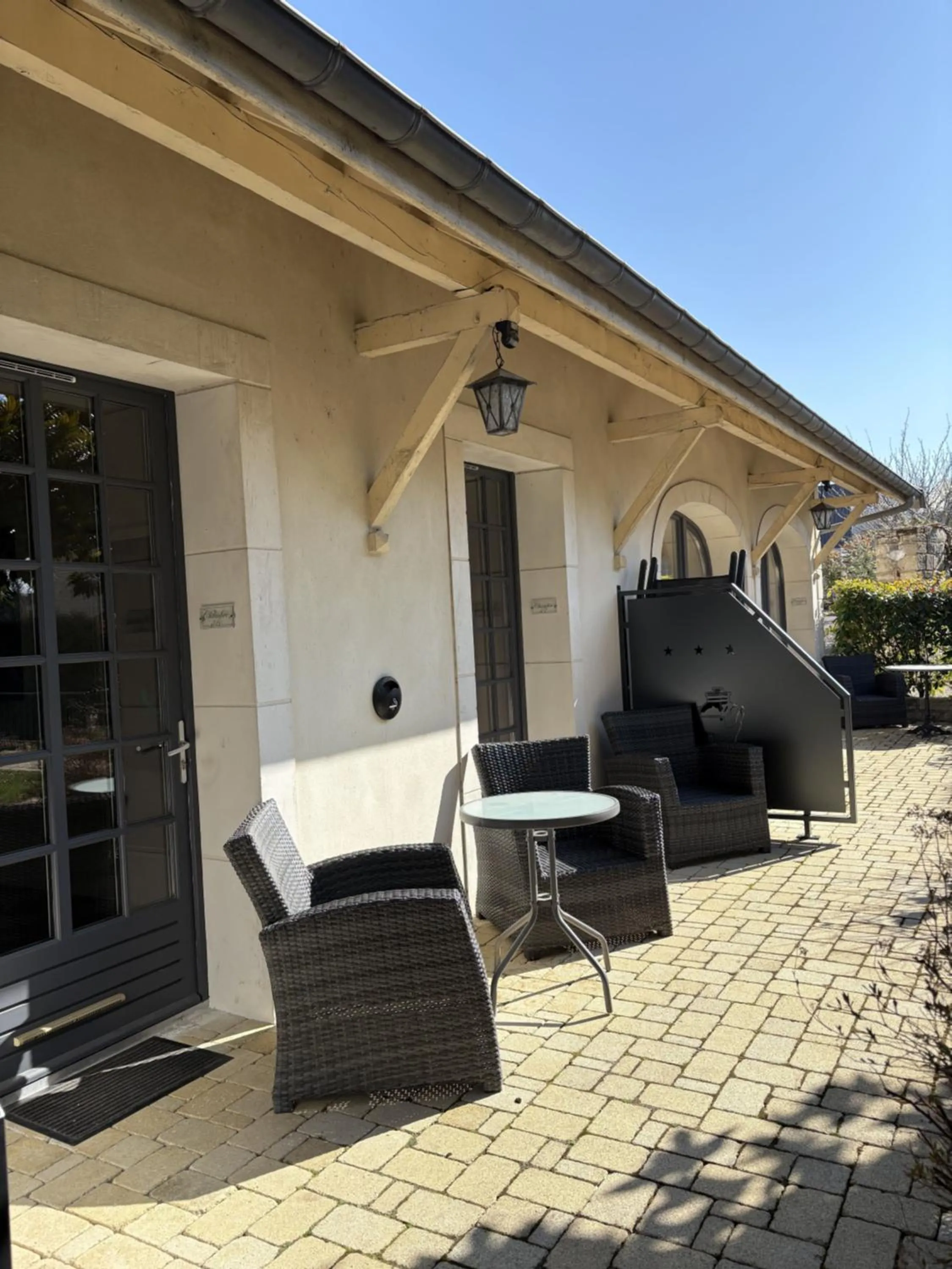 Patio in Hôtel La Vinaigrerie LOGIS