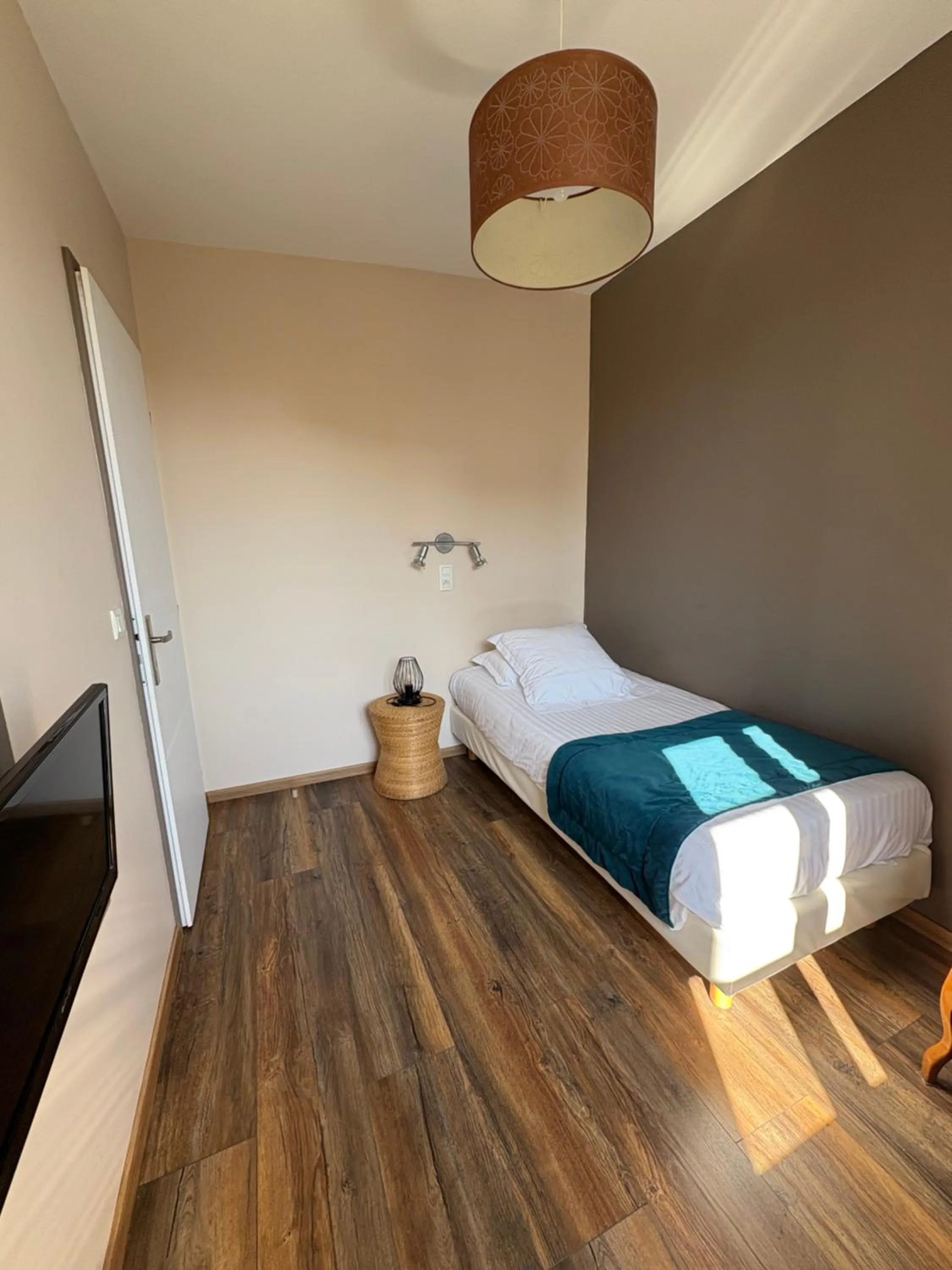 Bed in Hôtel La Vinaigrerie LOGIS