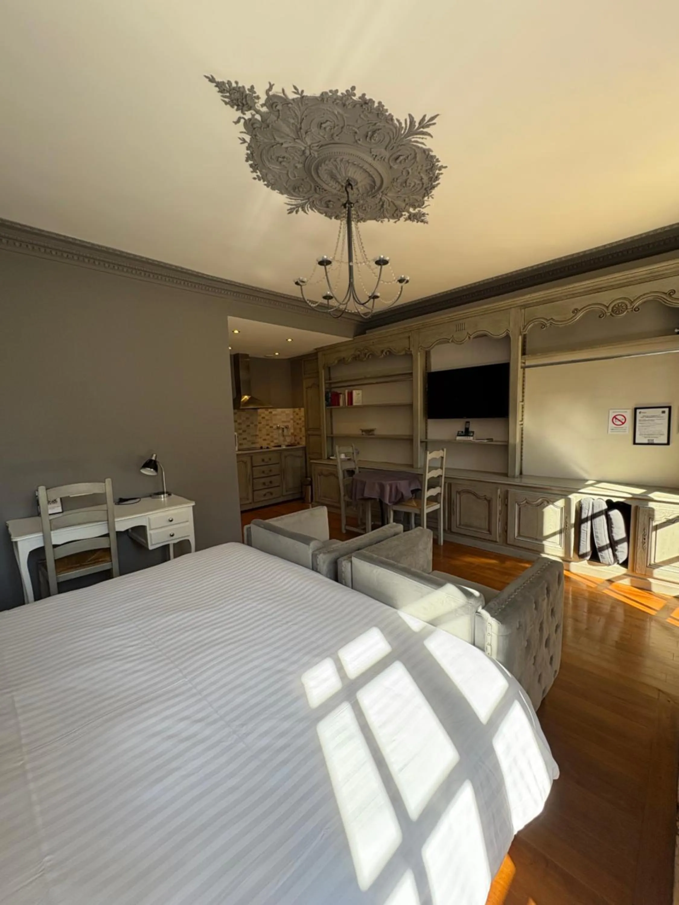 Bed in Hôtel La Vinaigrerie LOGIS