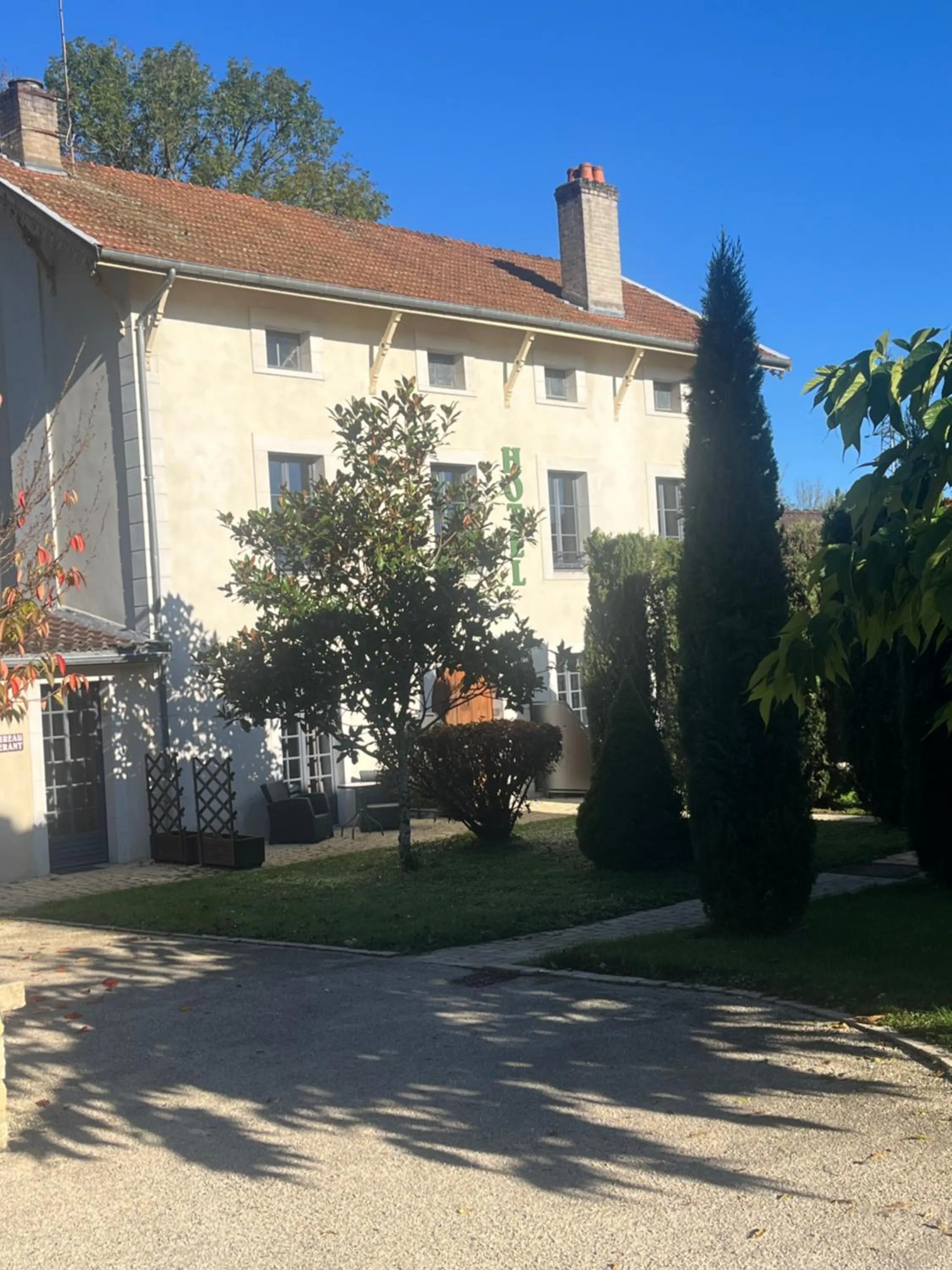 Property building in Hôtel La Vinaigrerie LOGIS