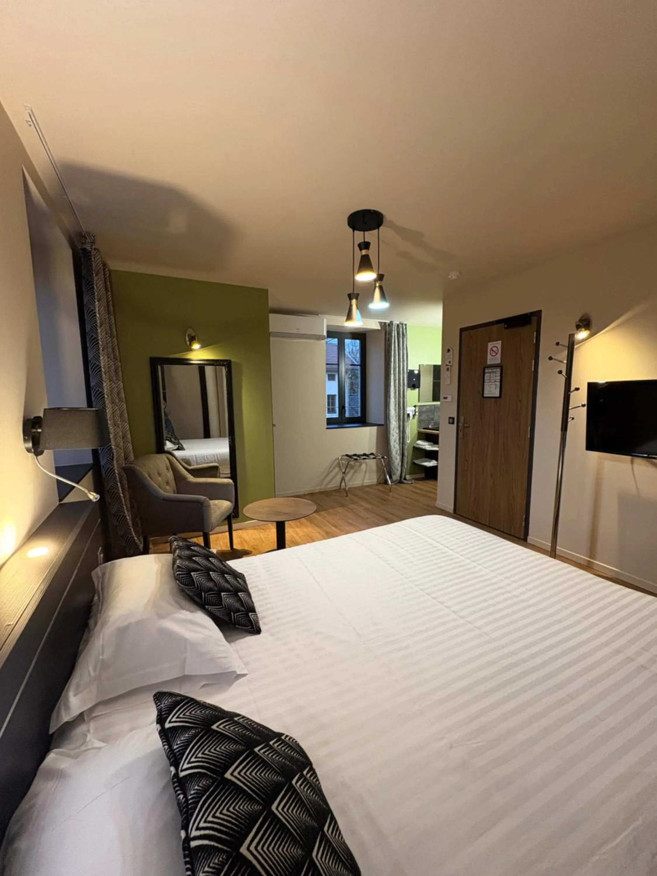 Bed in Hôtel La Vinaigrerie LOGIS