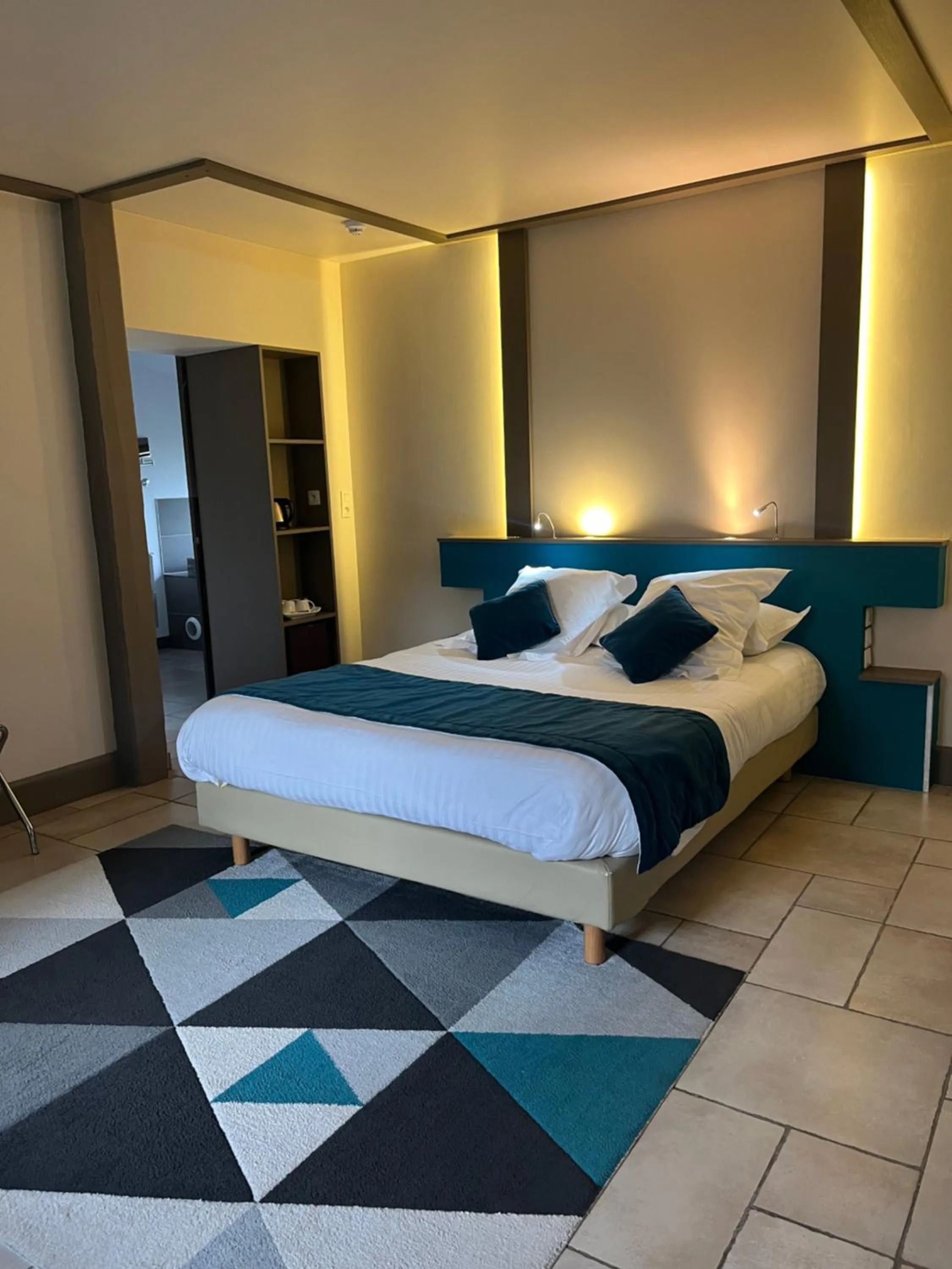 Bed in Hôtel La Vinaigrerie LOGIS