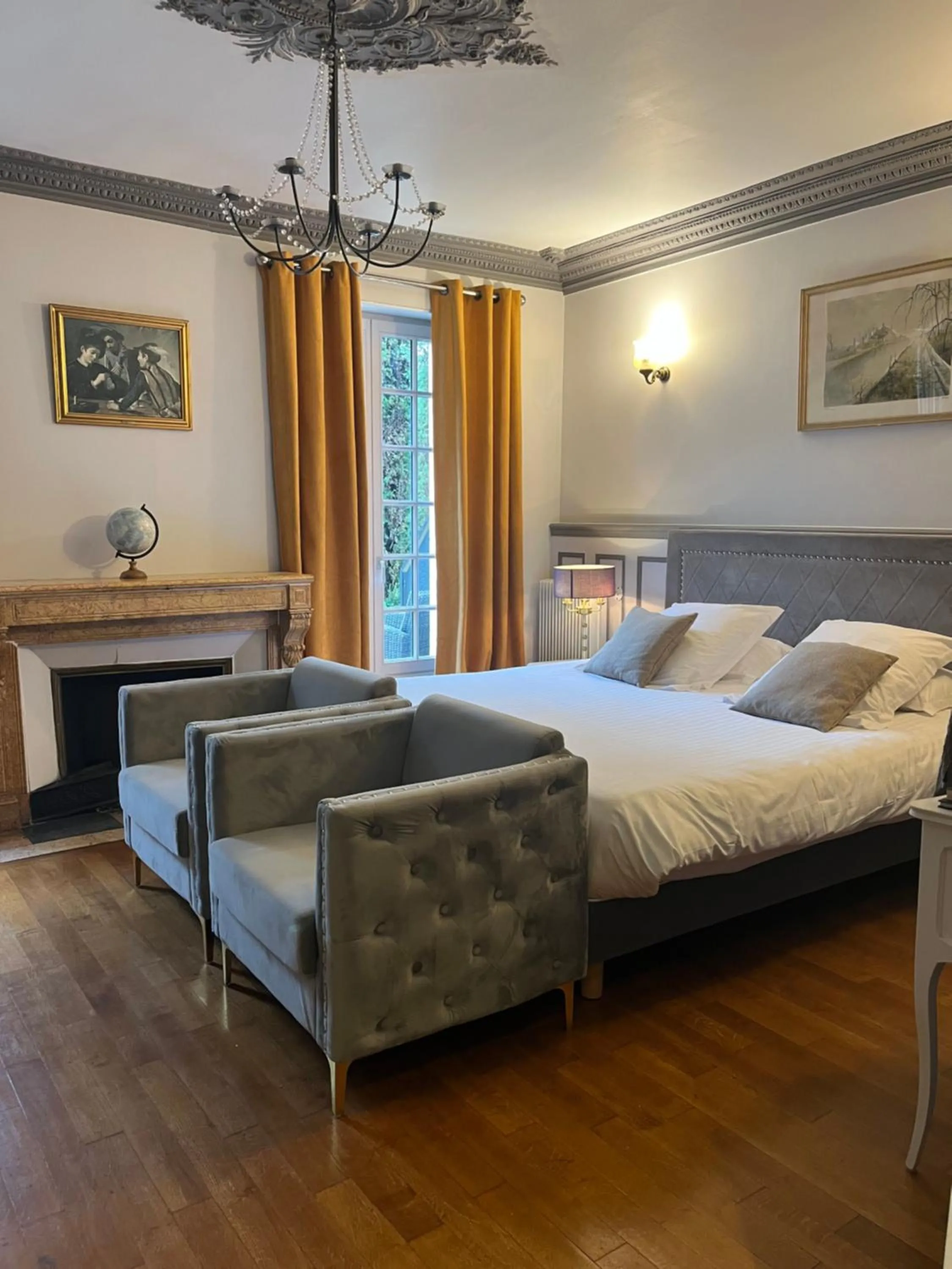 Bed in Hôtel La Vinaigrerie LOGIS