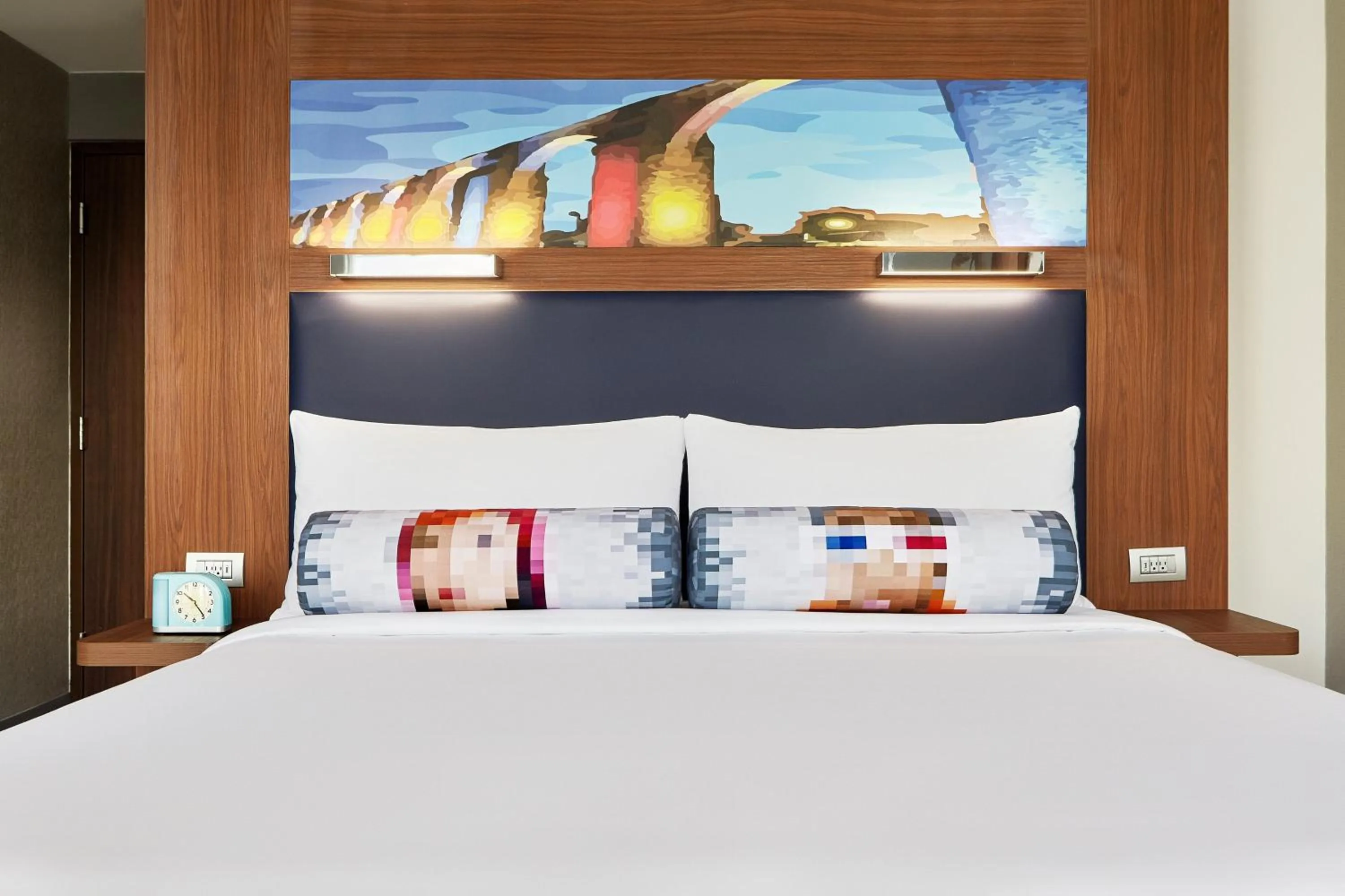 Photo of the whole room, Bed in Aloft Queretaro