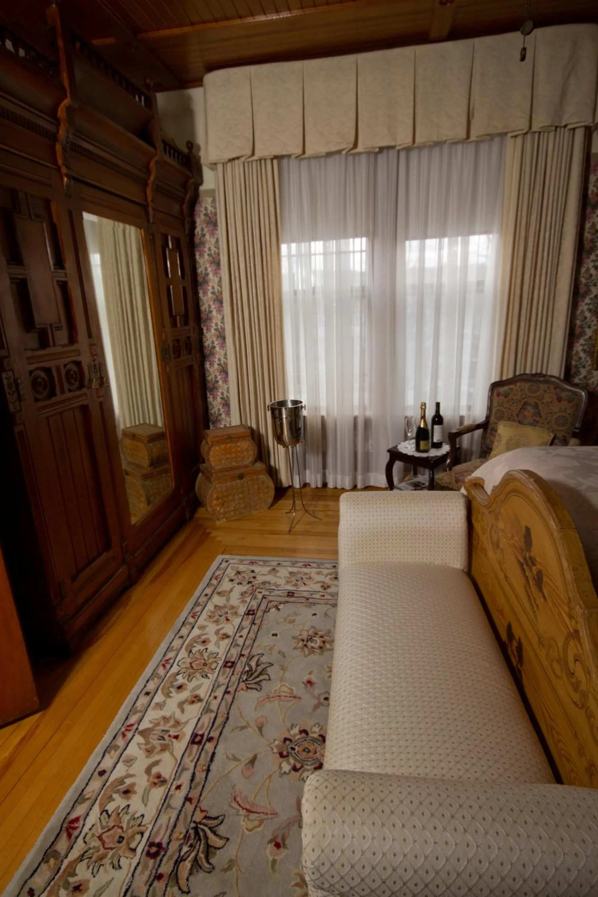 Bedroom, Seating Area in Victoria's Historic Inn
