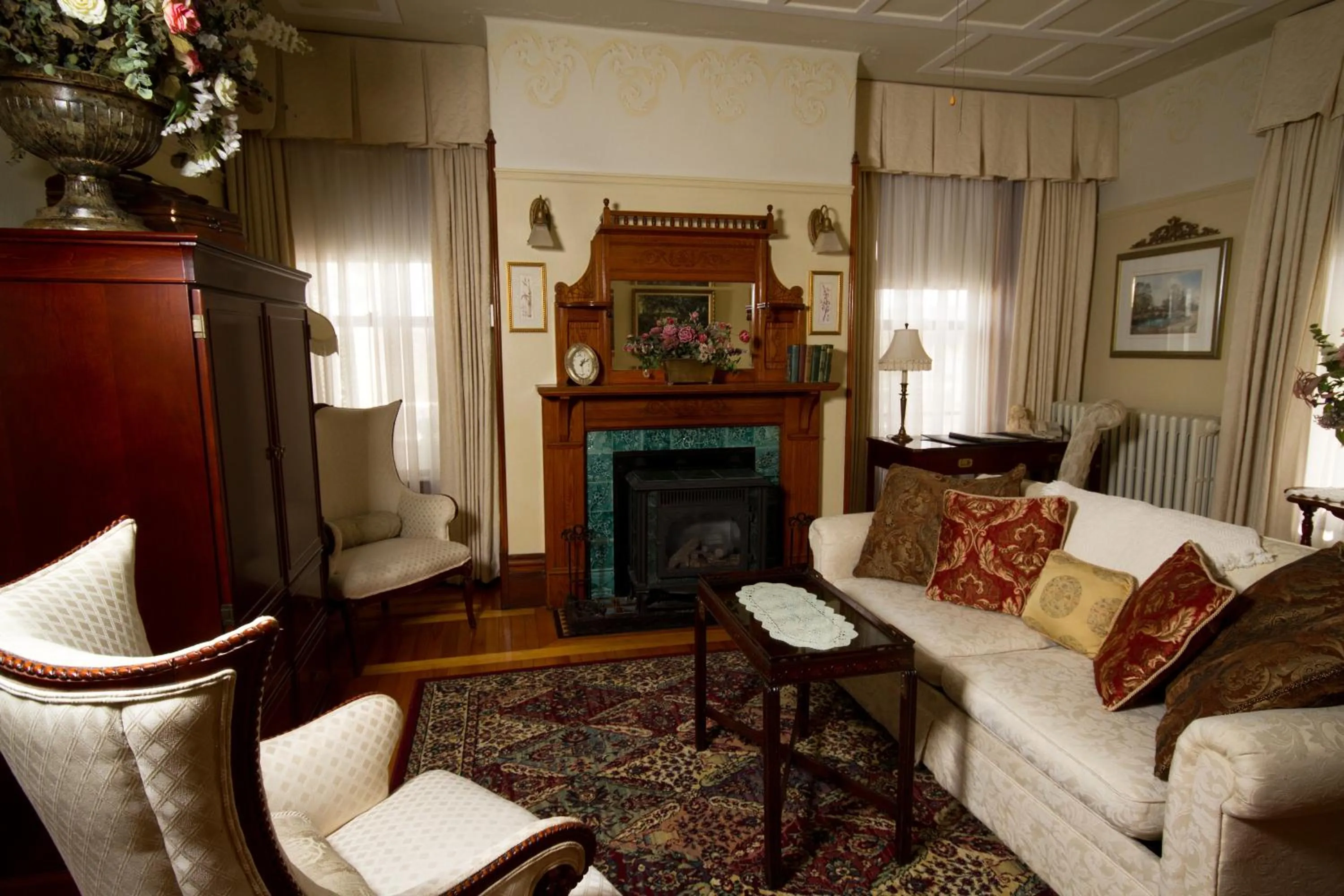 Living room, Seating Area in Victoria's Historic Inn
