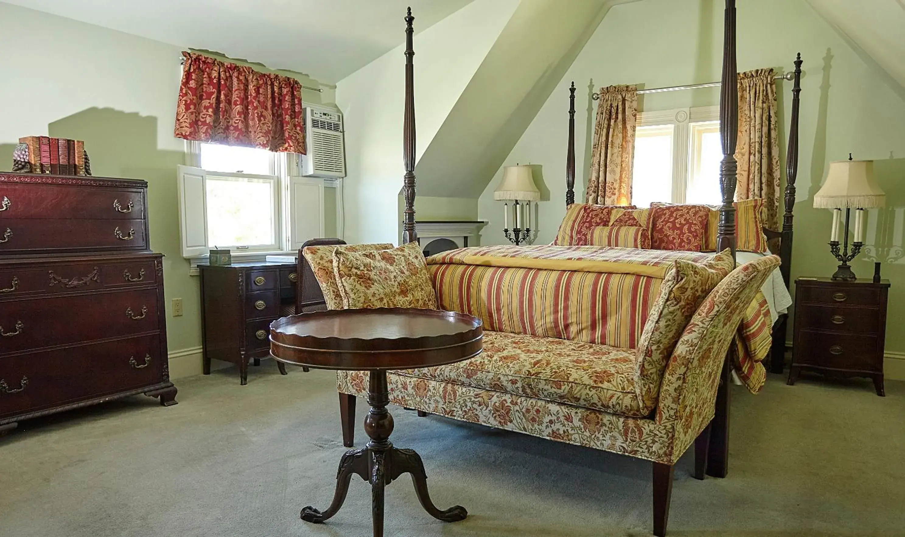 Executive Suite in Victoria's Historic Inn Executive Suite in Victoria's Historic Inn