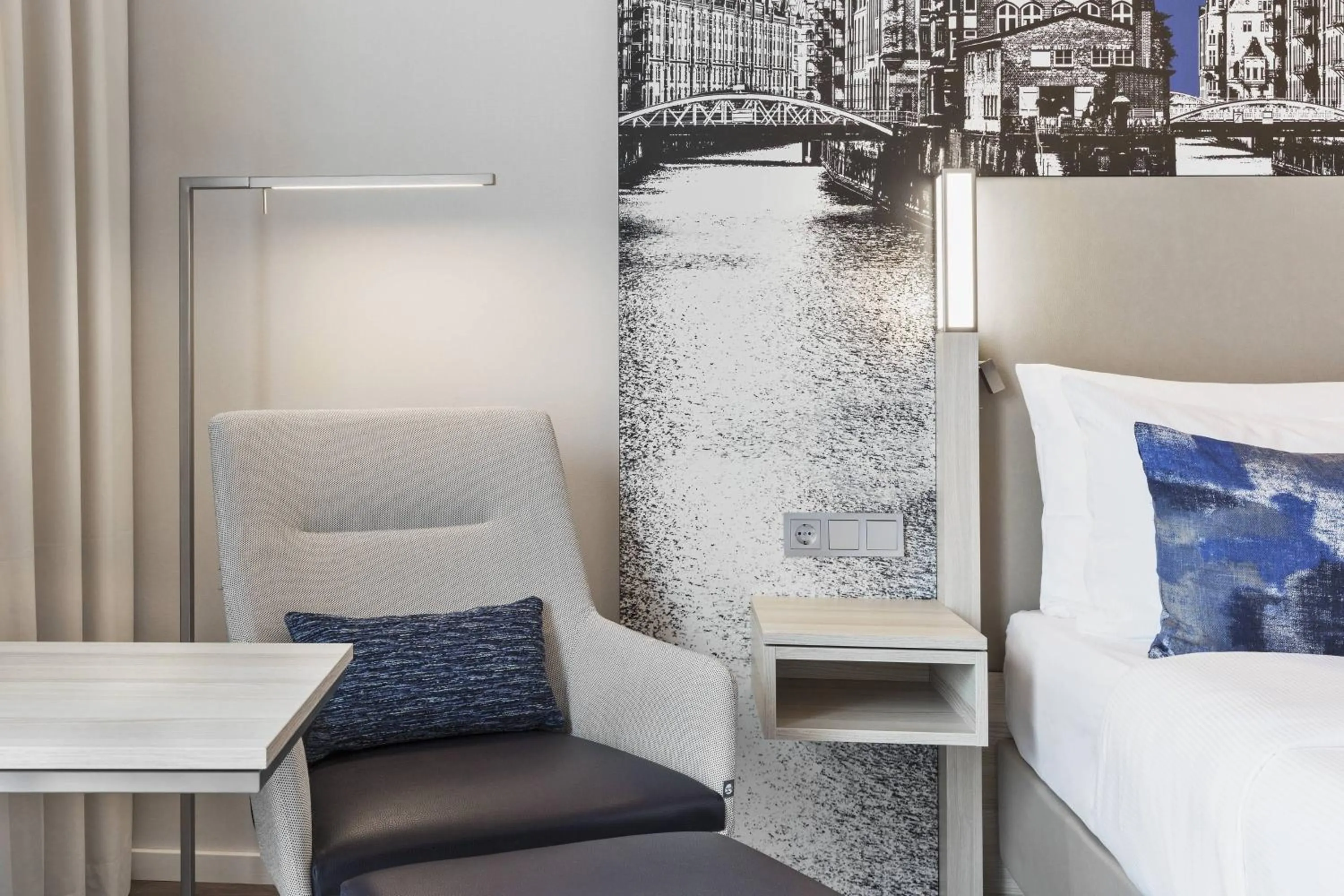 Photo of the whole room, Bed in Courtyard by Marriott Hamburg City