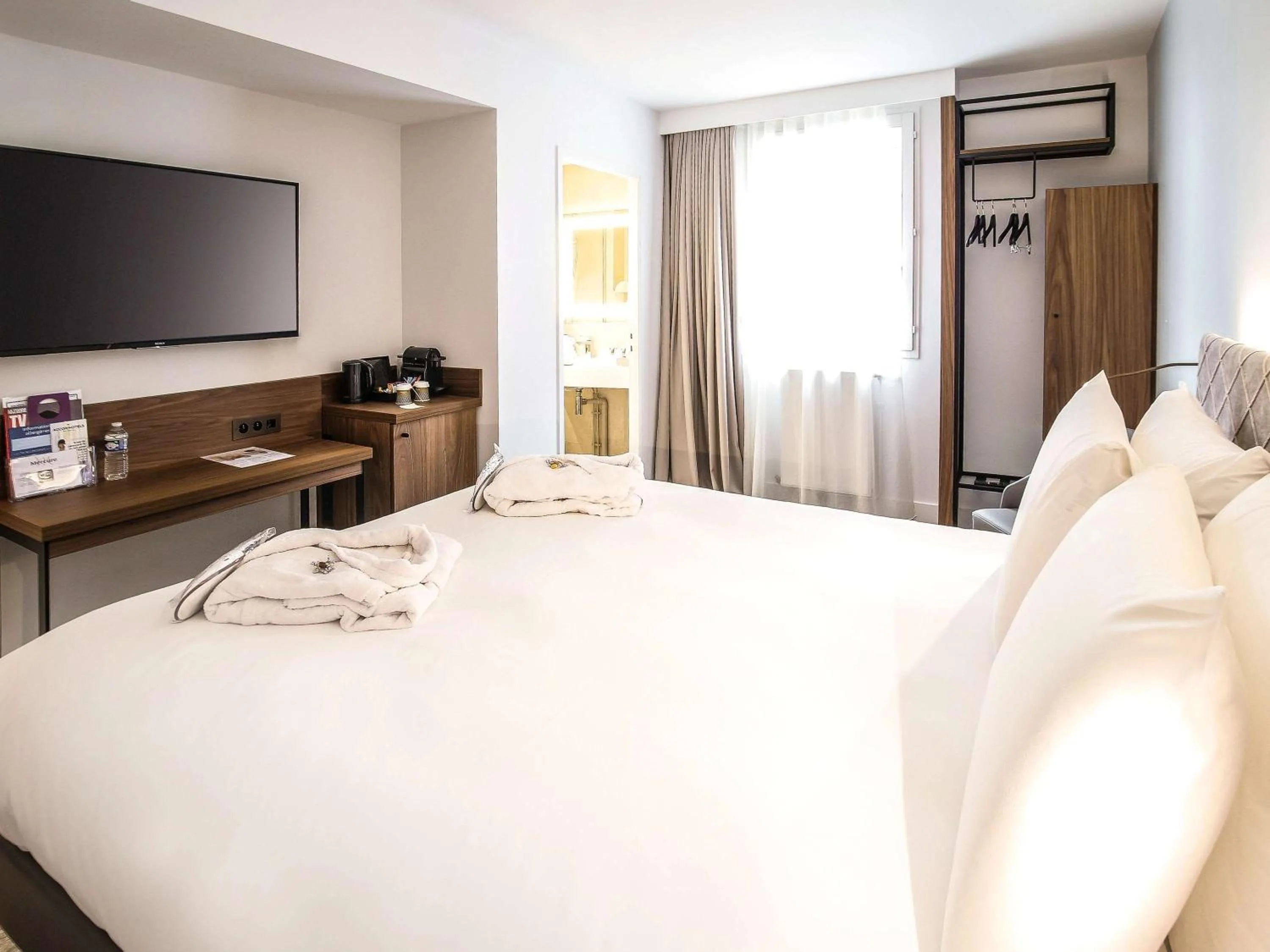 Photo of the whole room, Bed in Mercure Rennes Centre Place Bretagne