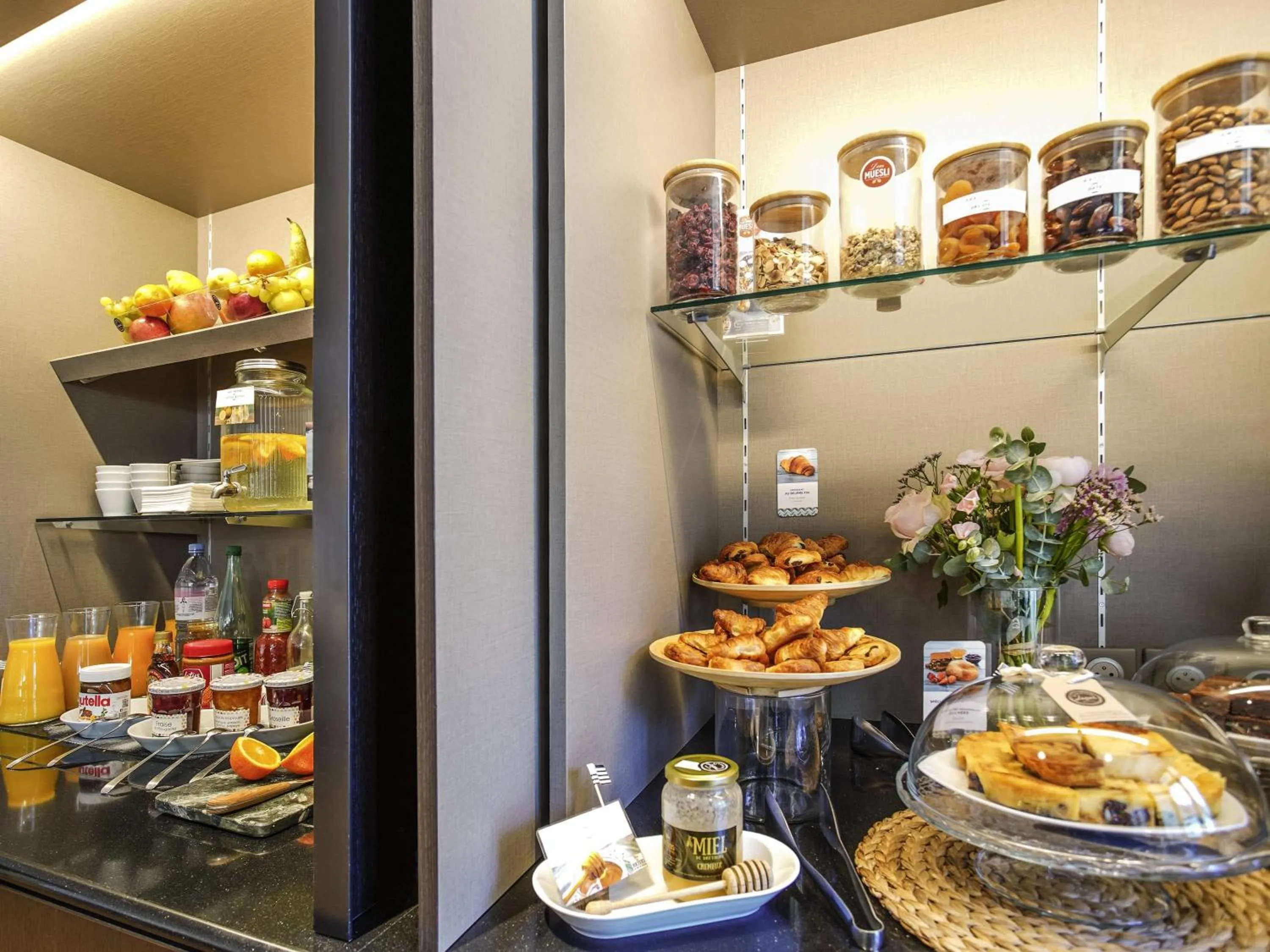 Breakfast in Mercure Rennes Centre Place Bretagne